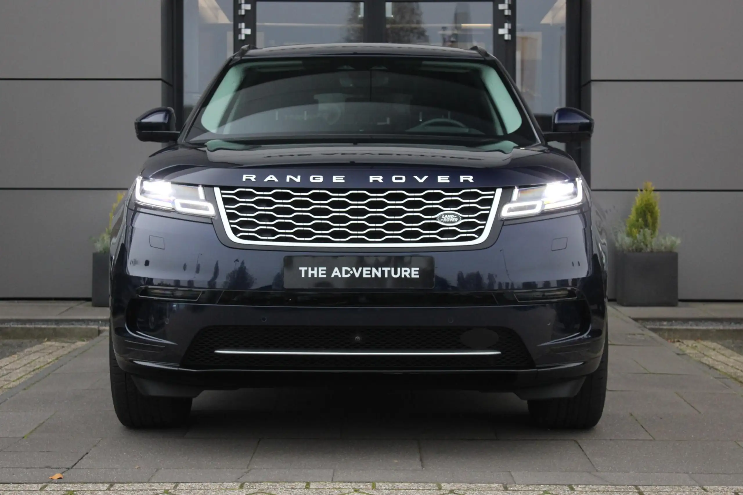 Land Rover - Range Rover Velar