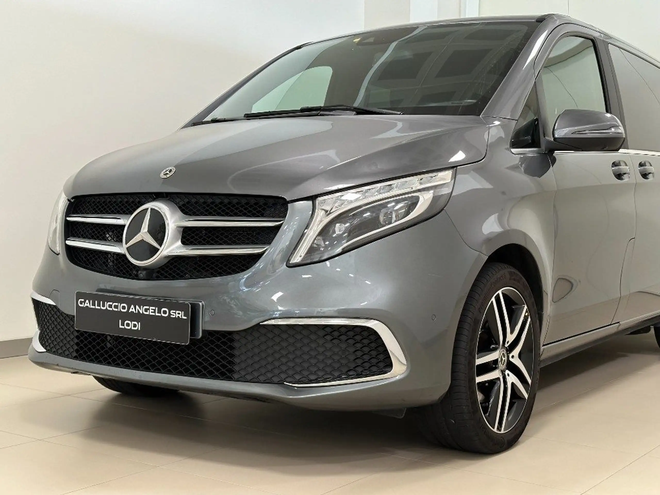 Mercedes-Benz - V 300