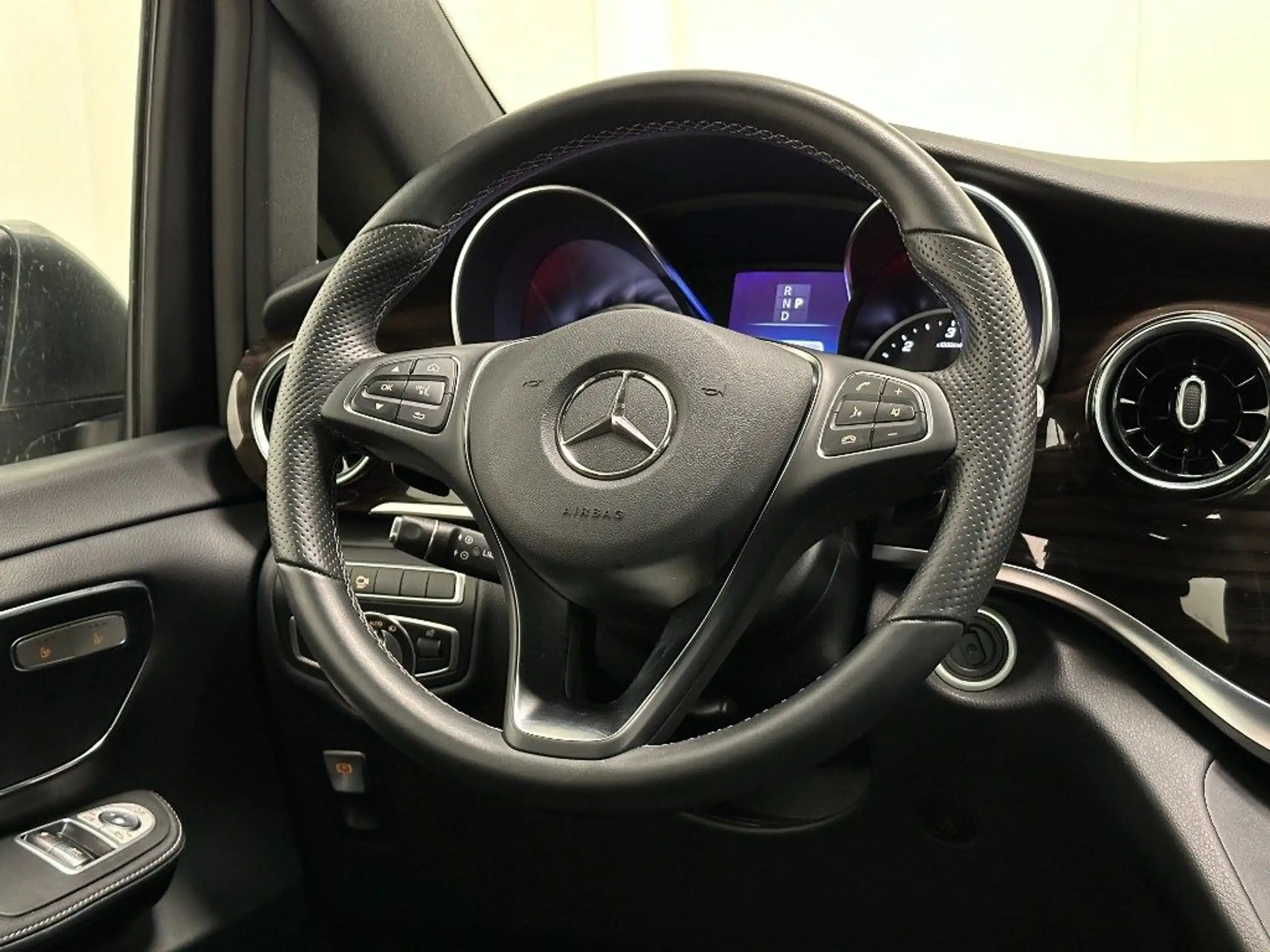 Mercedes-Benz - V 300