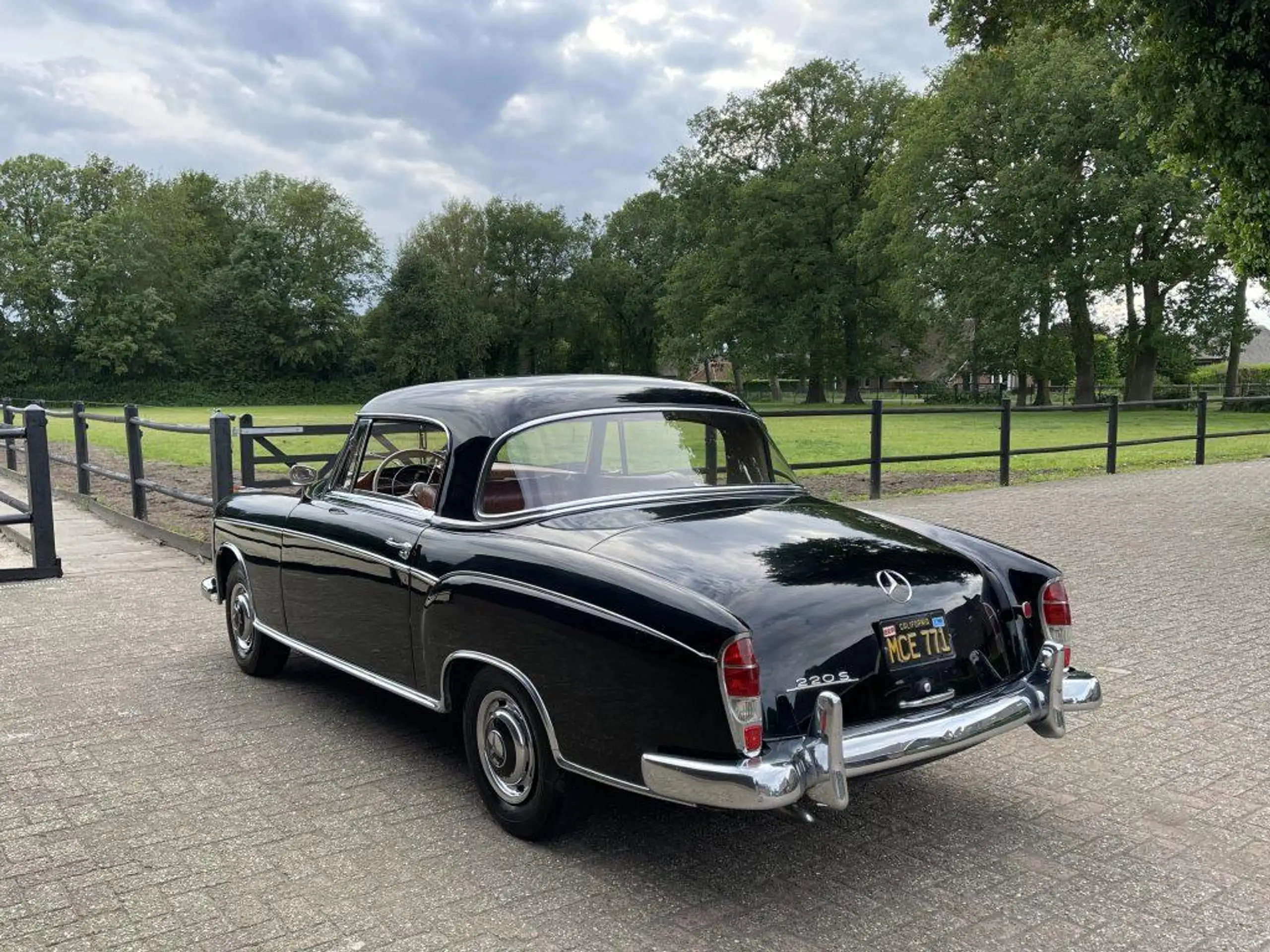 Mercedes-Benz - 220