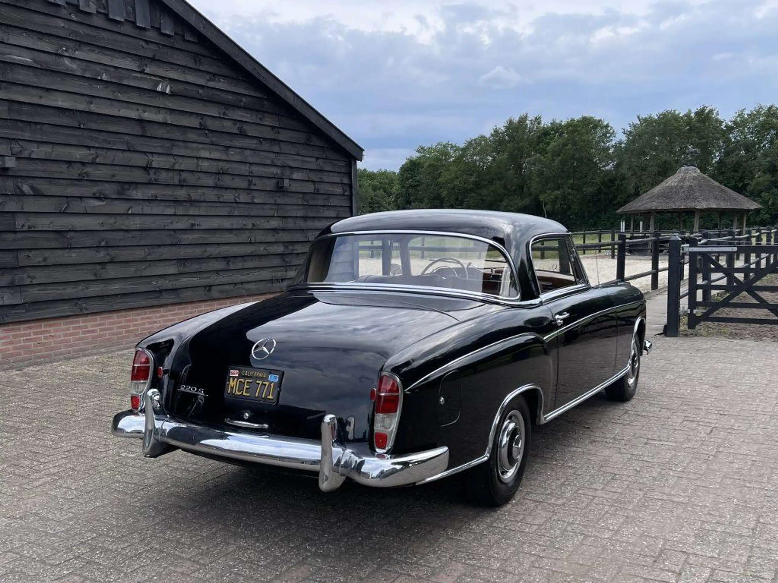 Mercedes-Benz - 220