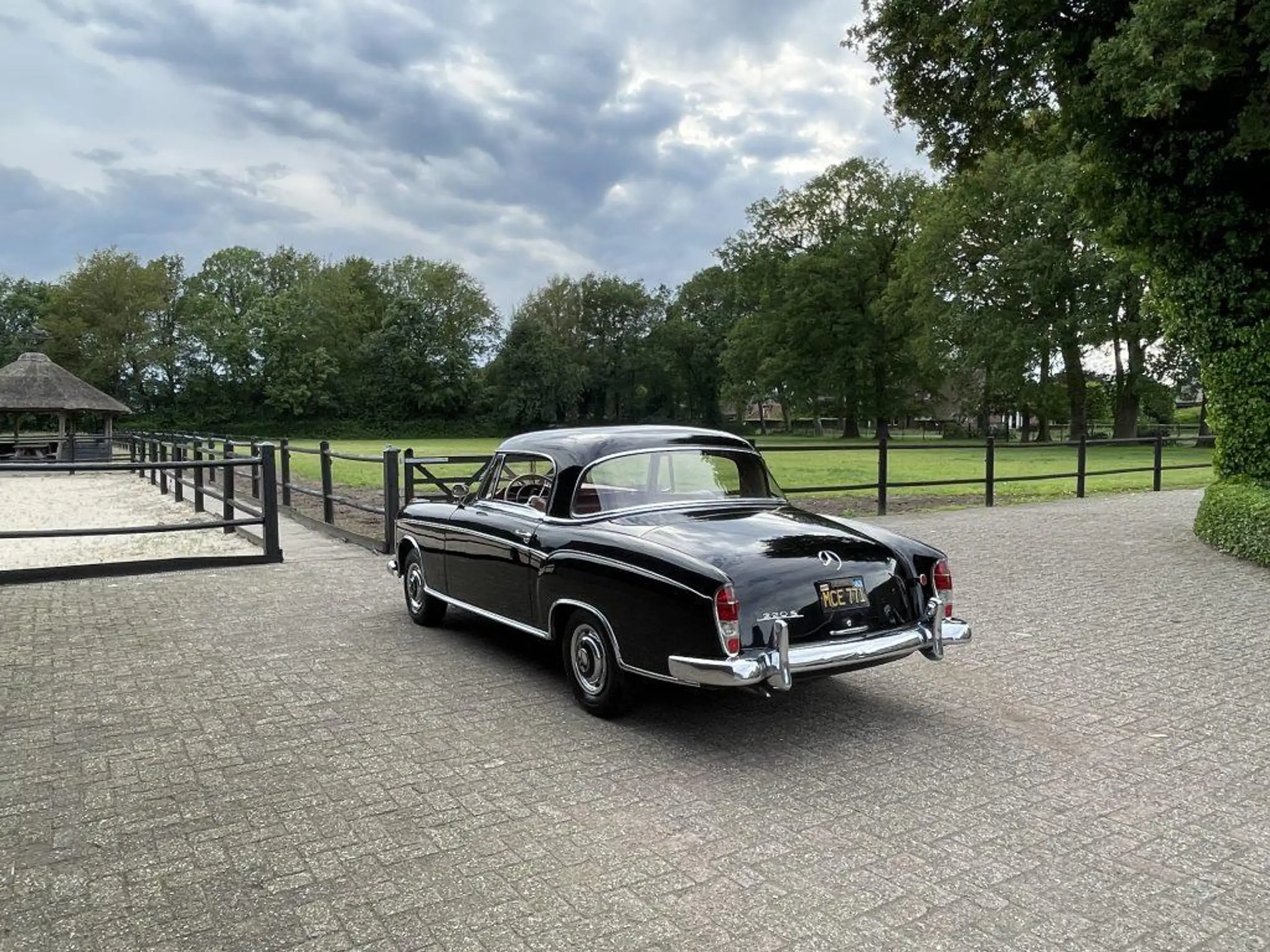 Mercedes-Benz - 220