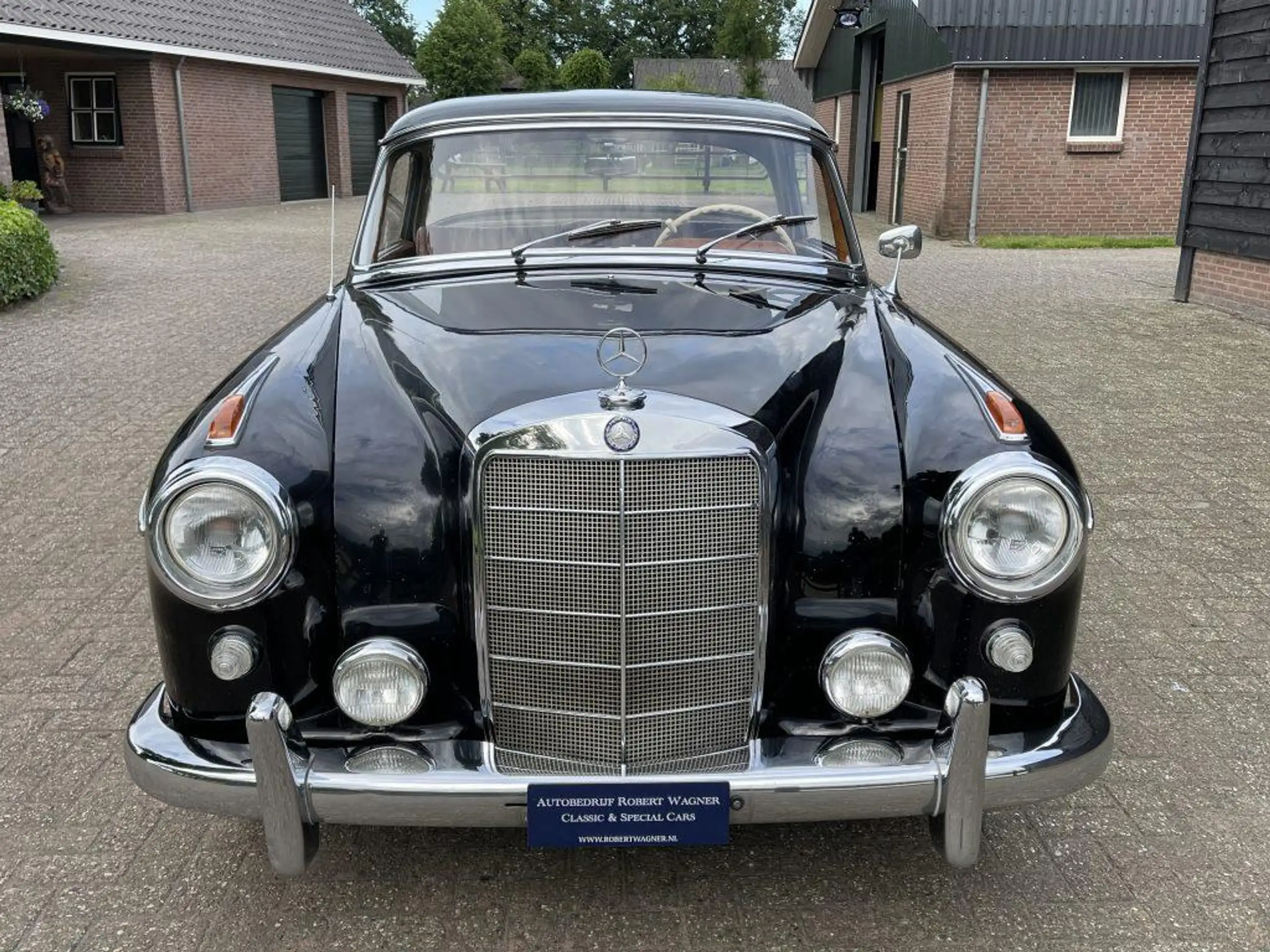 Mercedes-Benz - 220