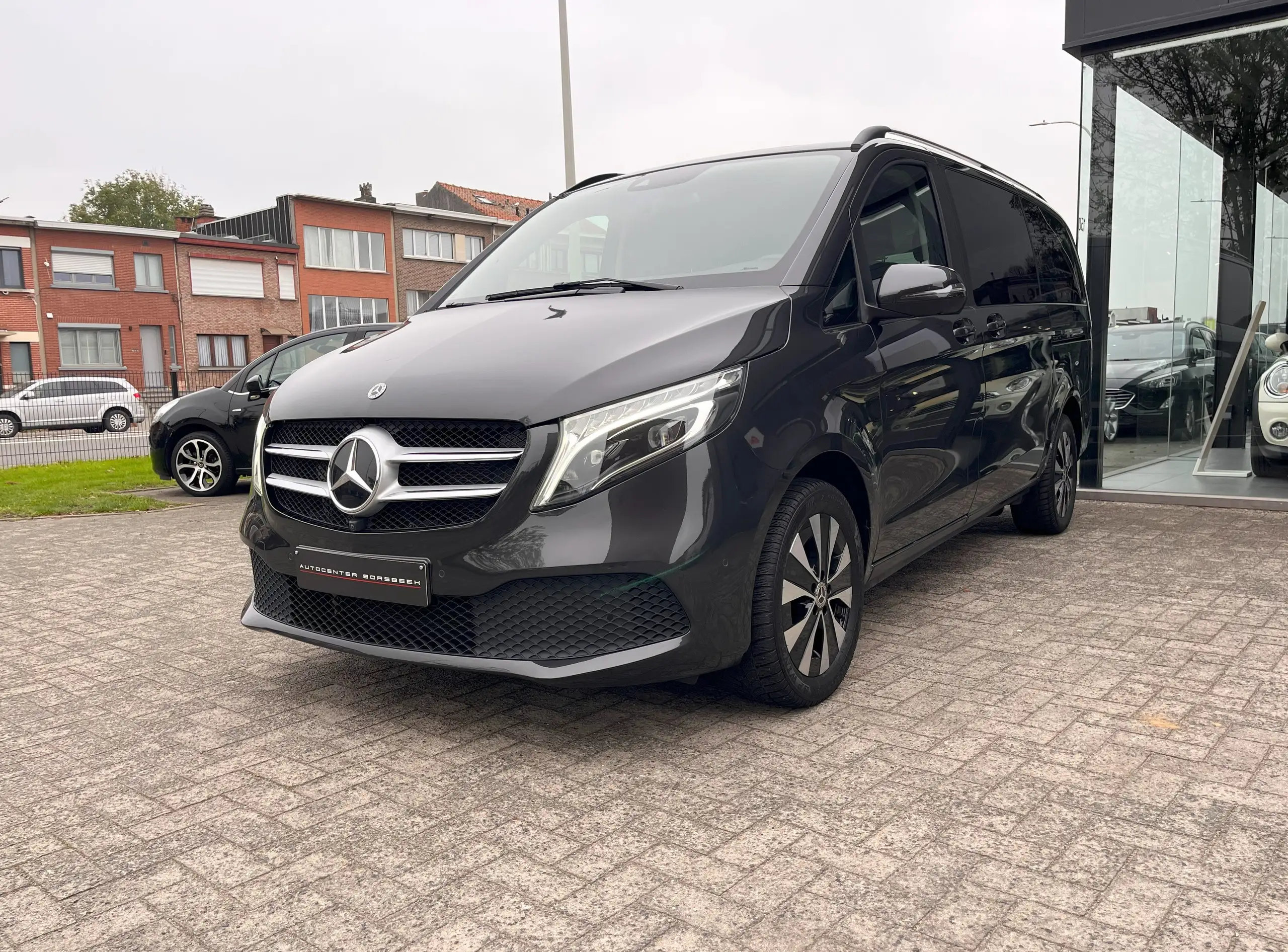 Mercedes-Benz - V 220