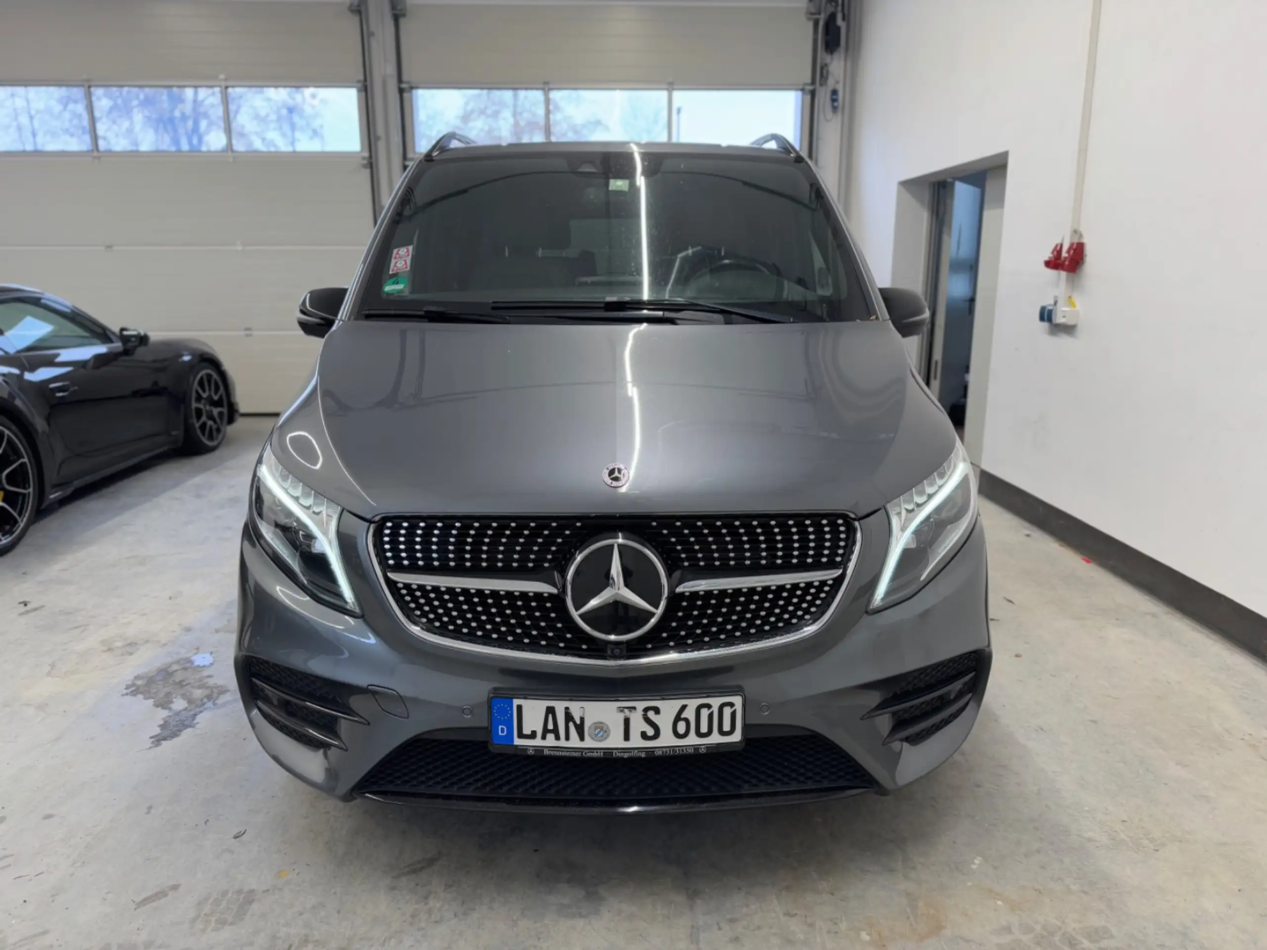 Mercedes-Benz - V 300