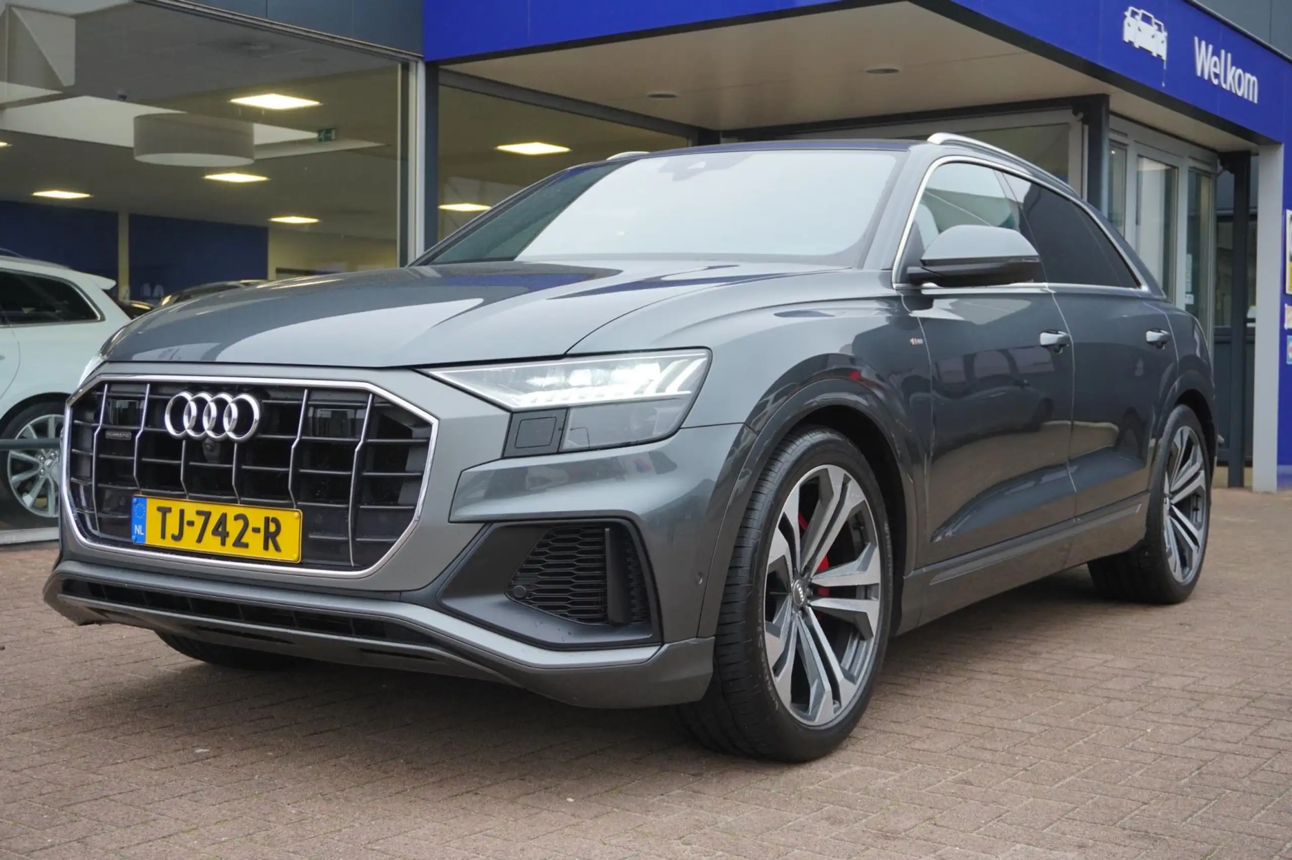 Audi - Q8