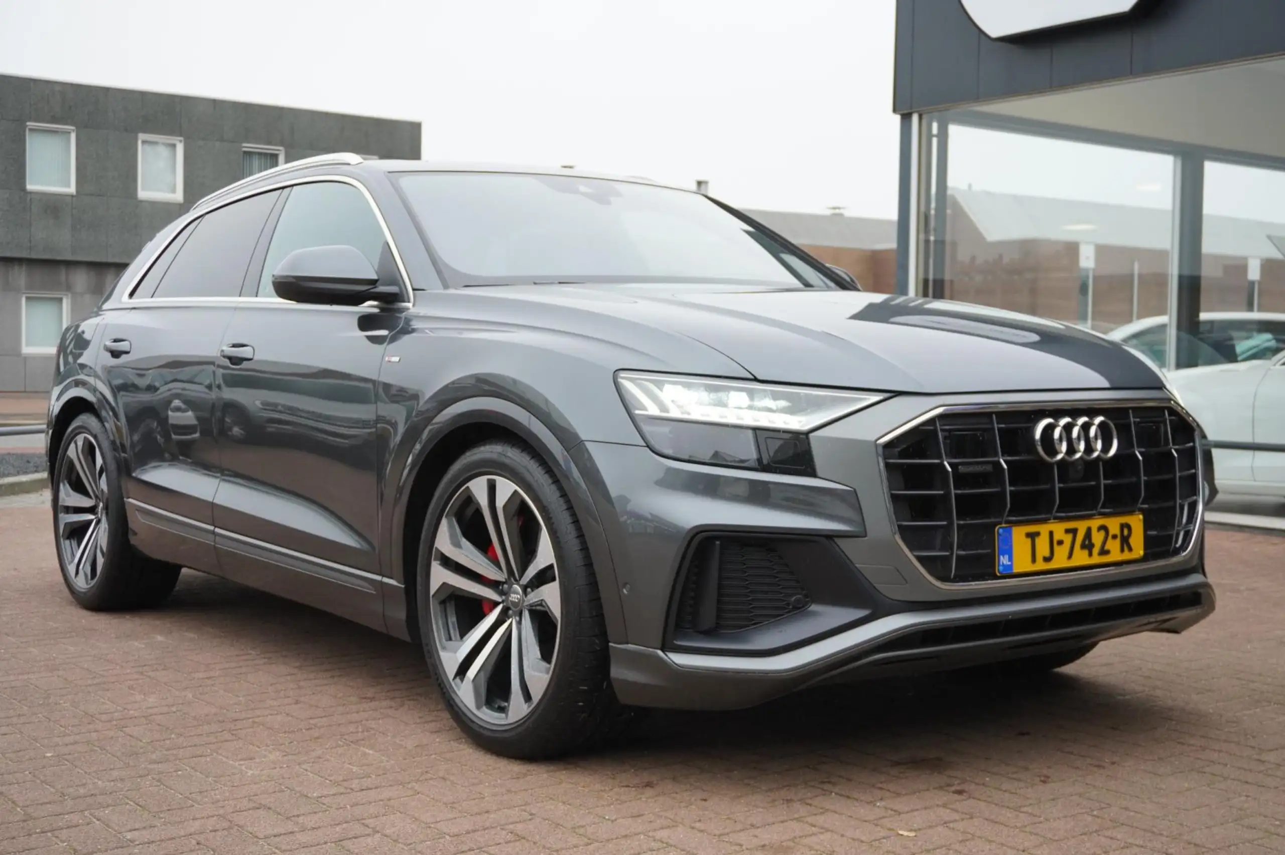 Audi - Q8