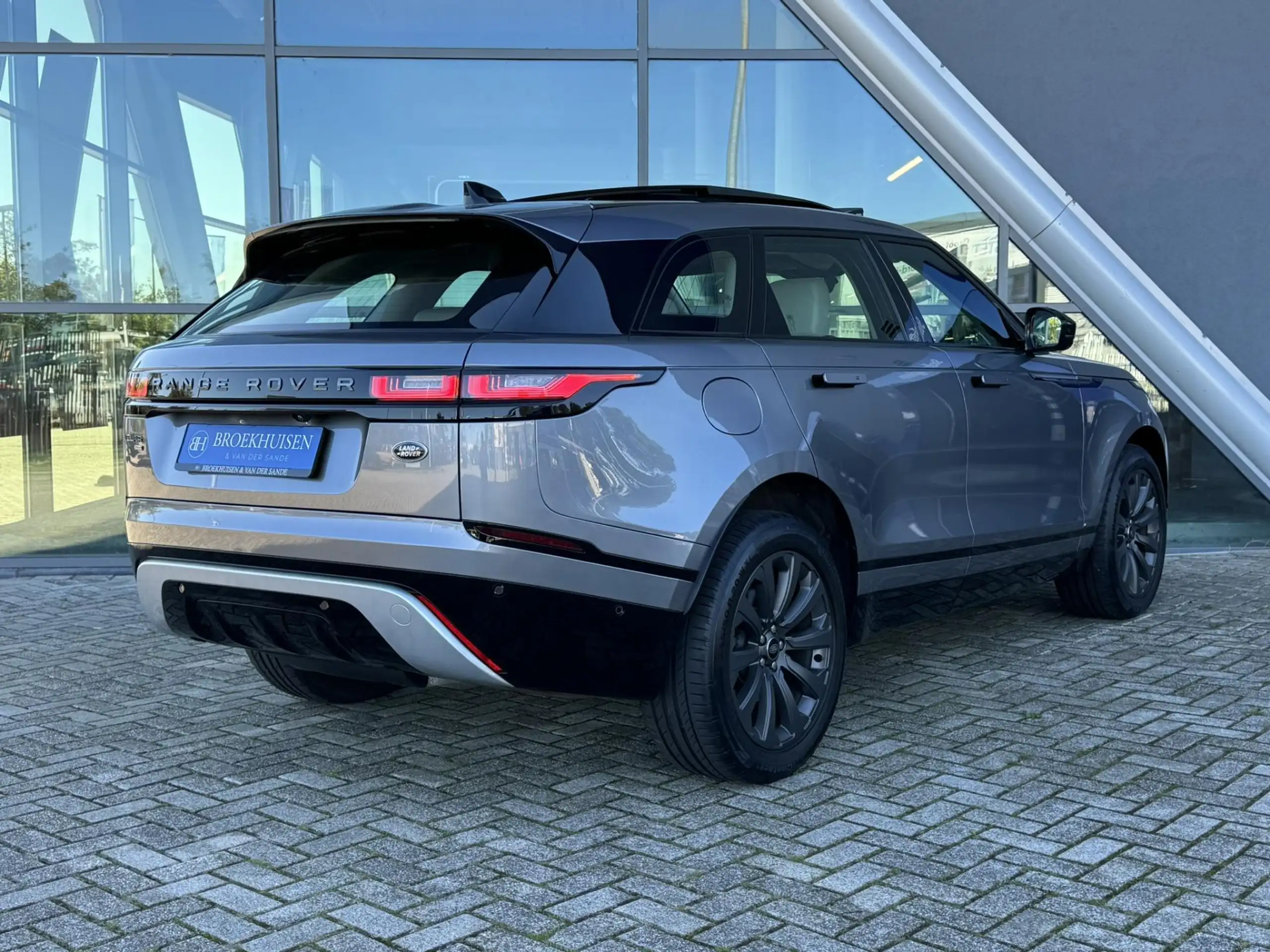 Land Rover - Range Rover Velar