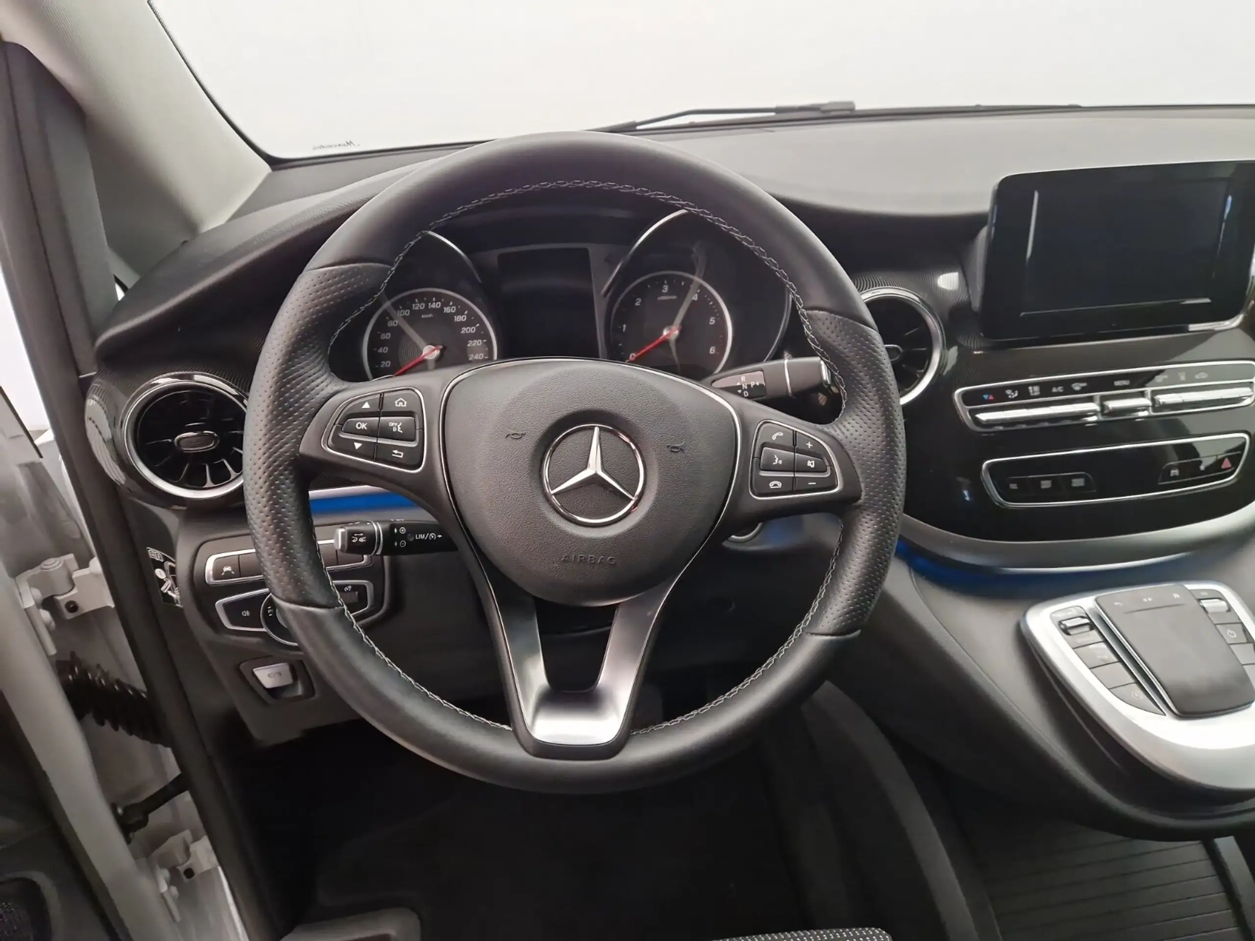 Mercedes-Benz - V 250