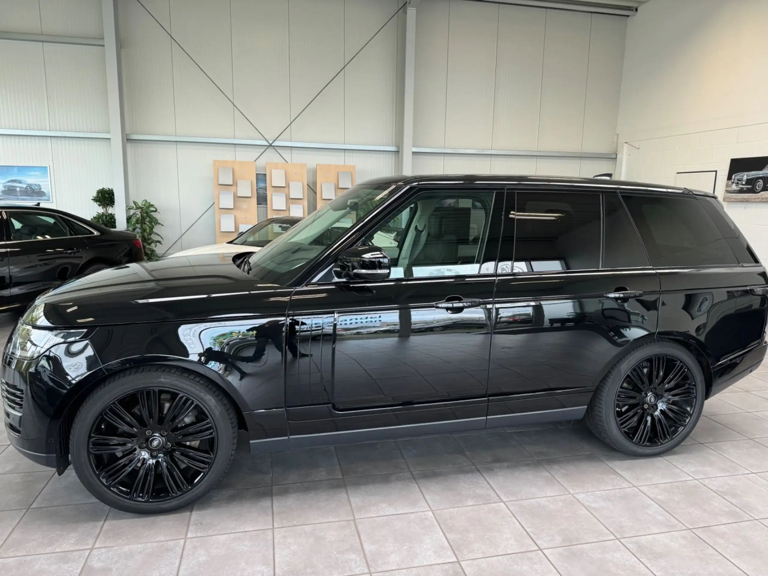 Land Rover - Range Rover