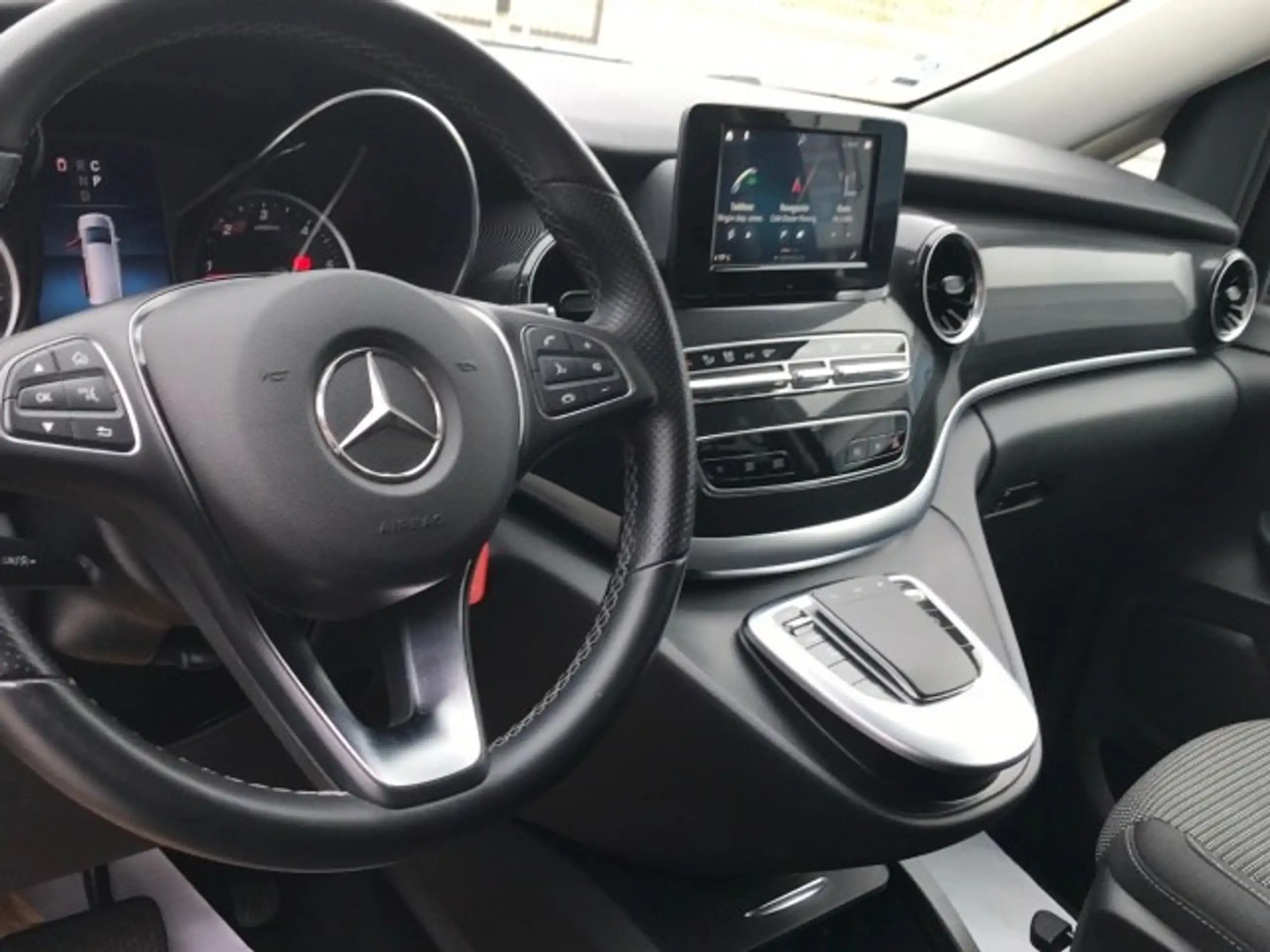 Mercedes-Benz - V