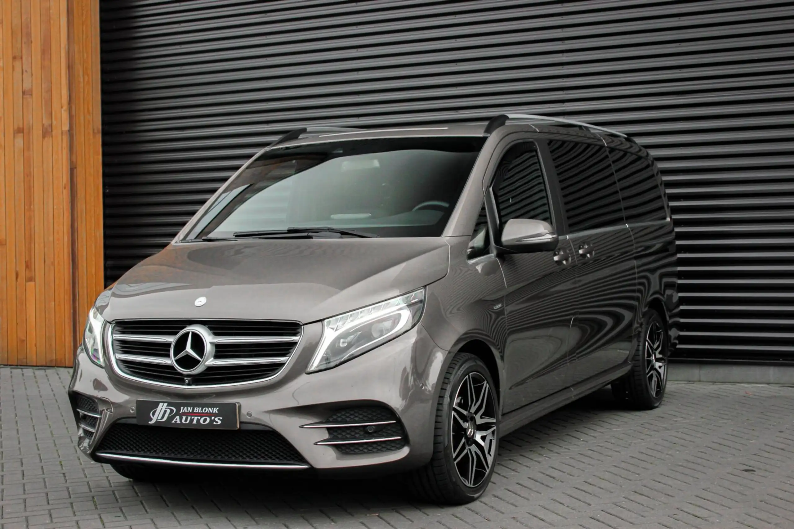 Mercedes-Benz - V 250