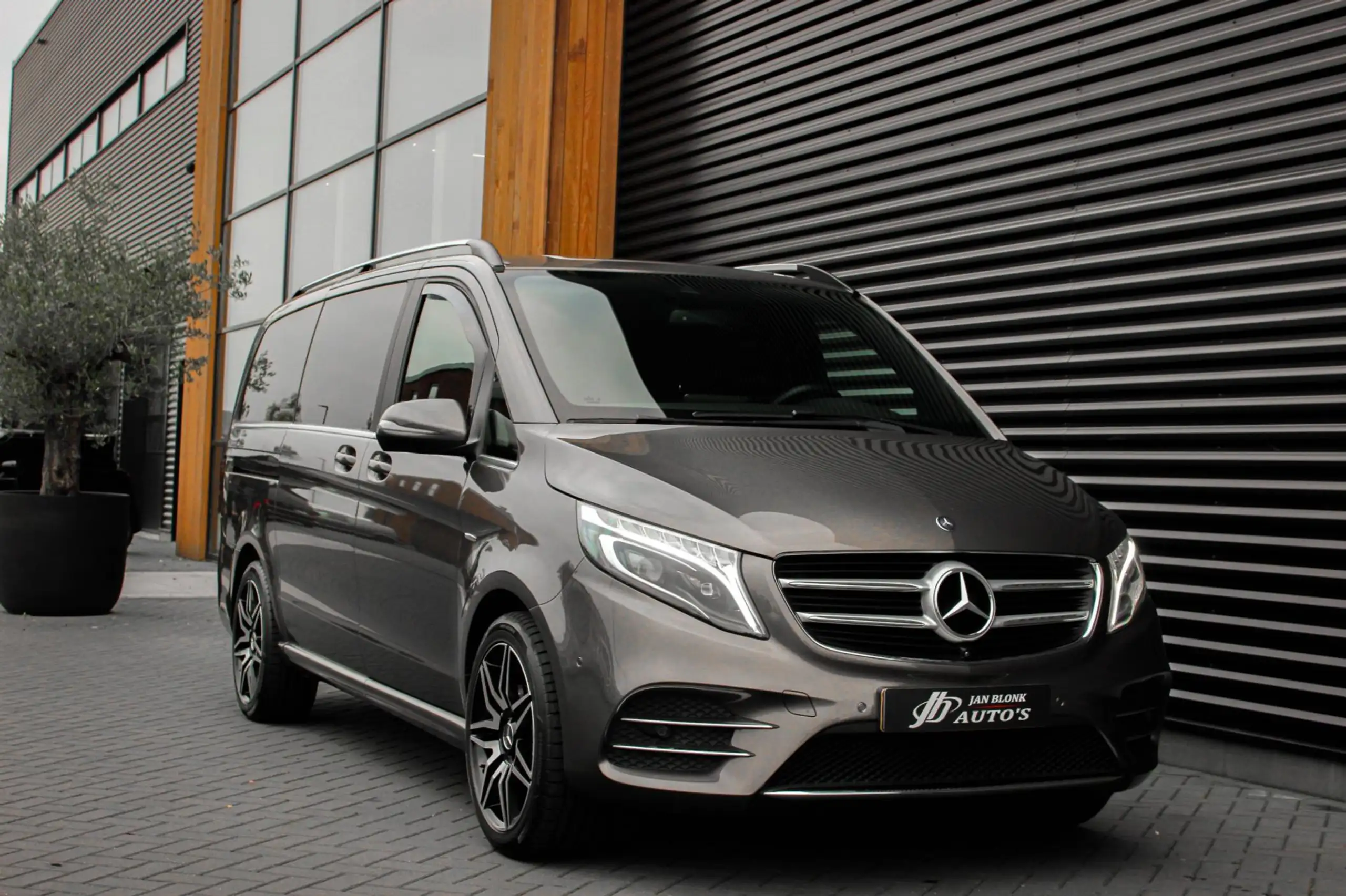 Mercedes-Benz - V 250