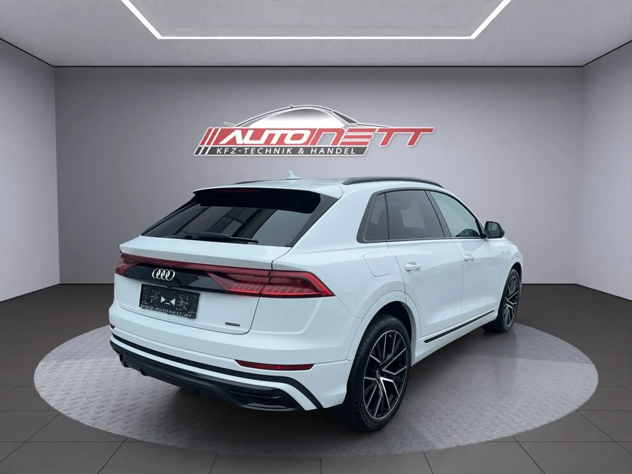 Audi - Q8