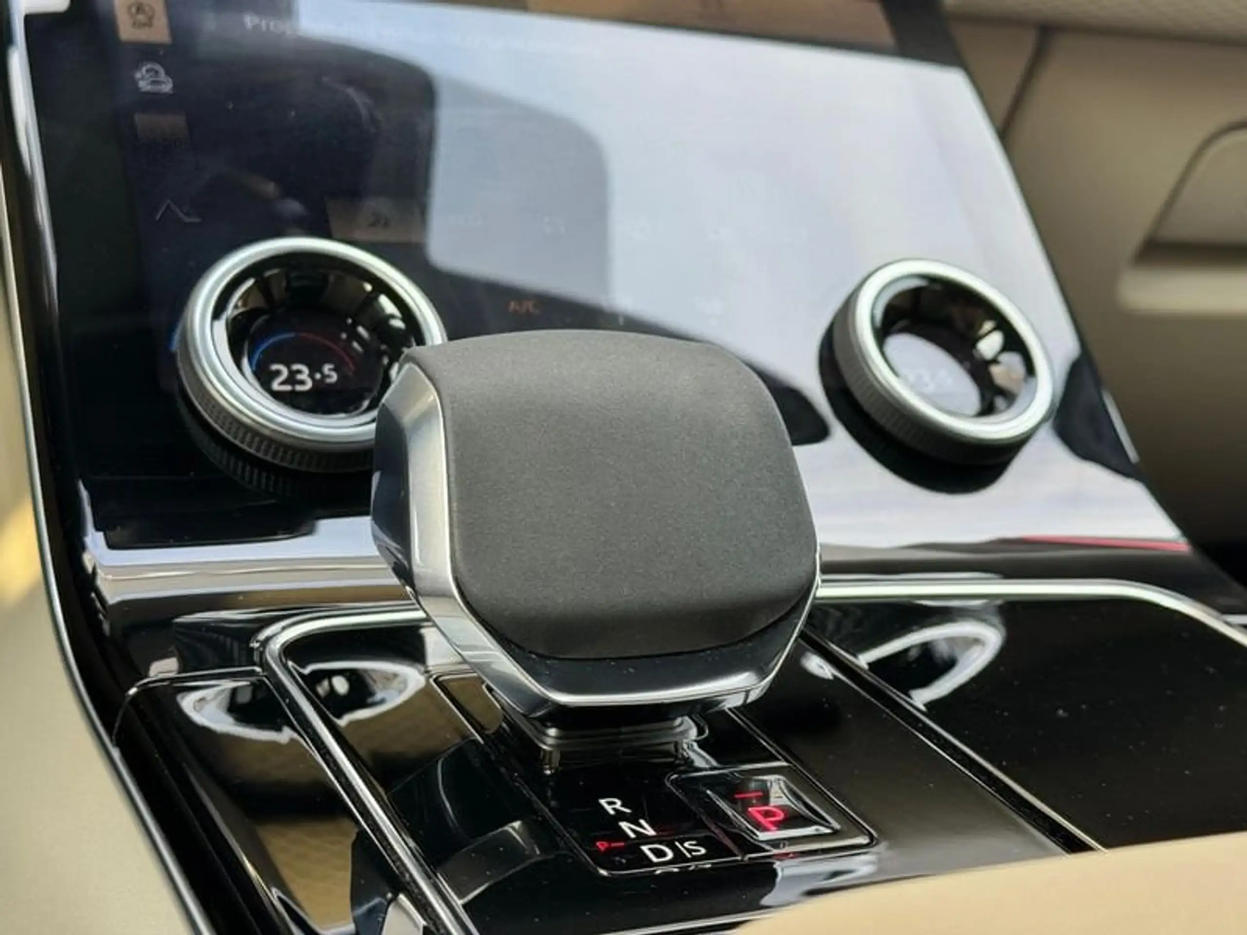 Land Rover - Range Rover Velar