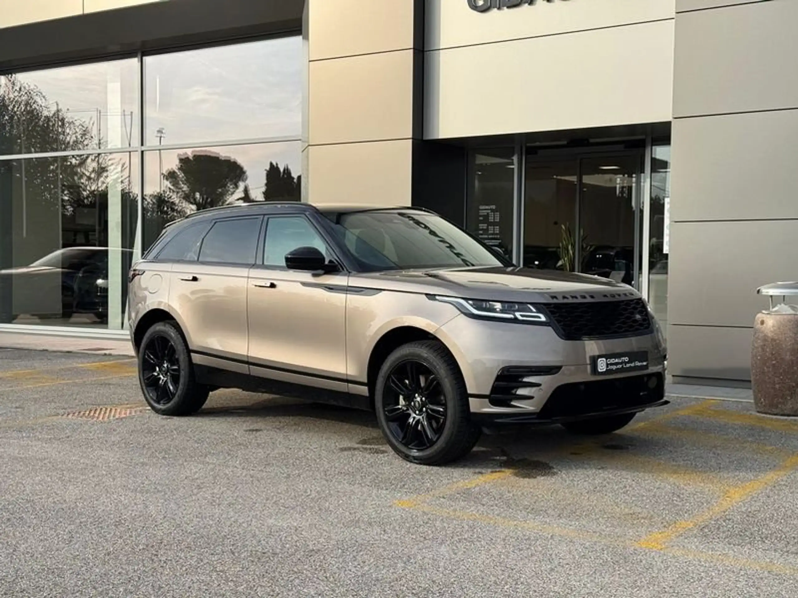 Land Rover - Range Rover Velar