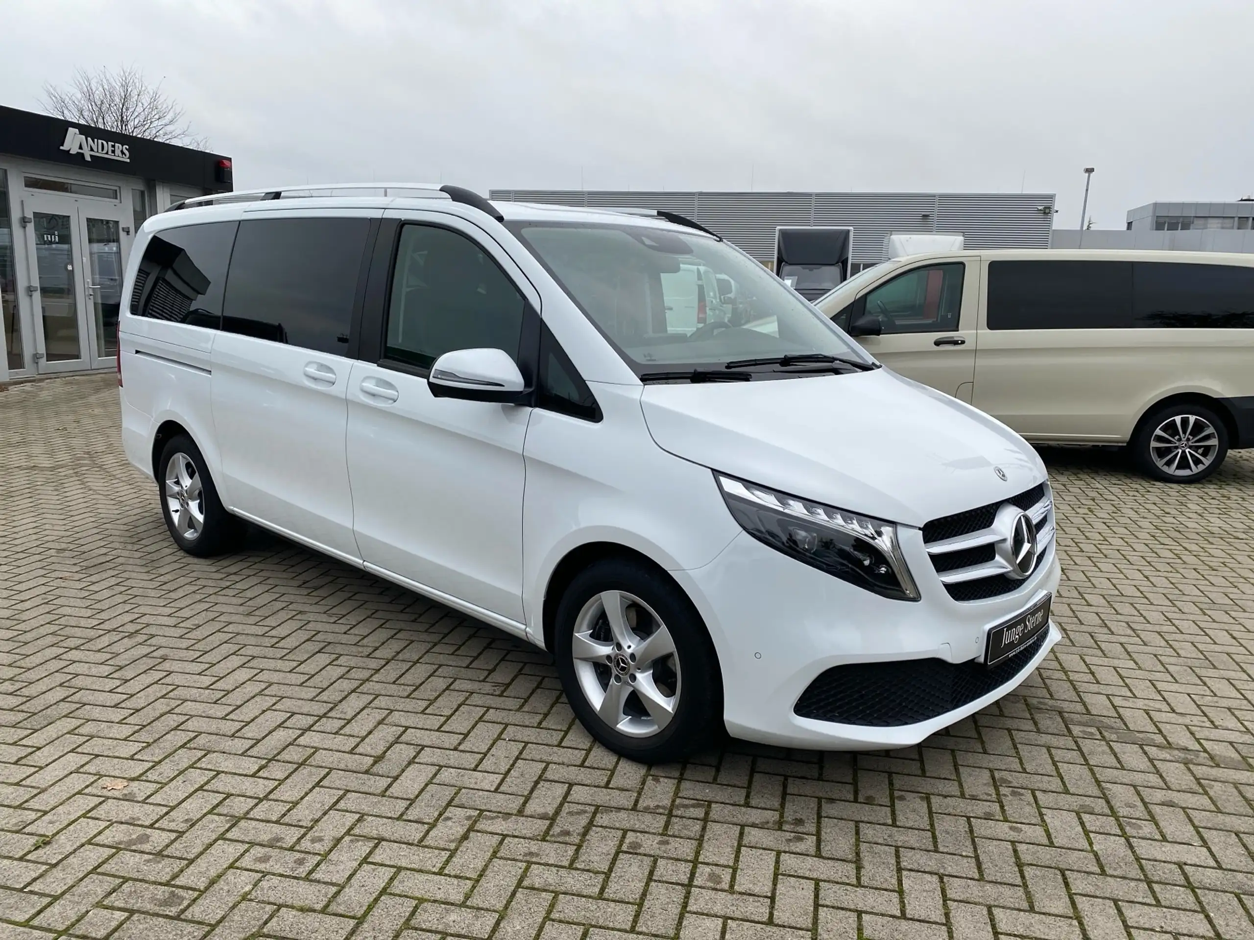 Mercedes-Benz - V 250