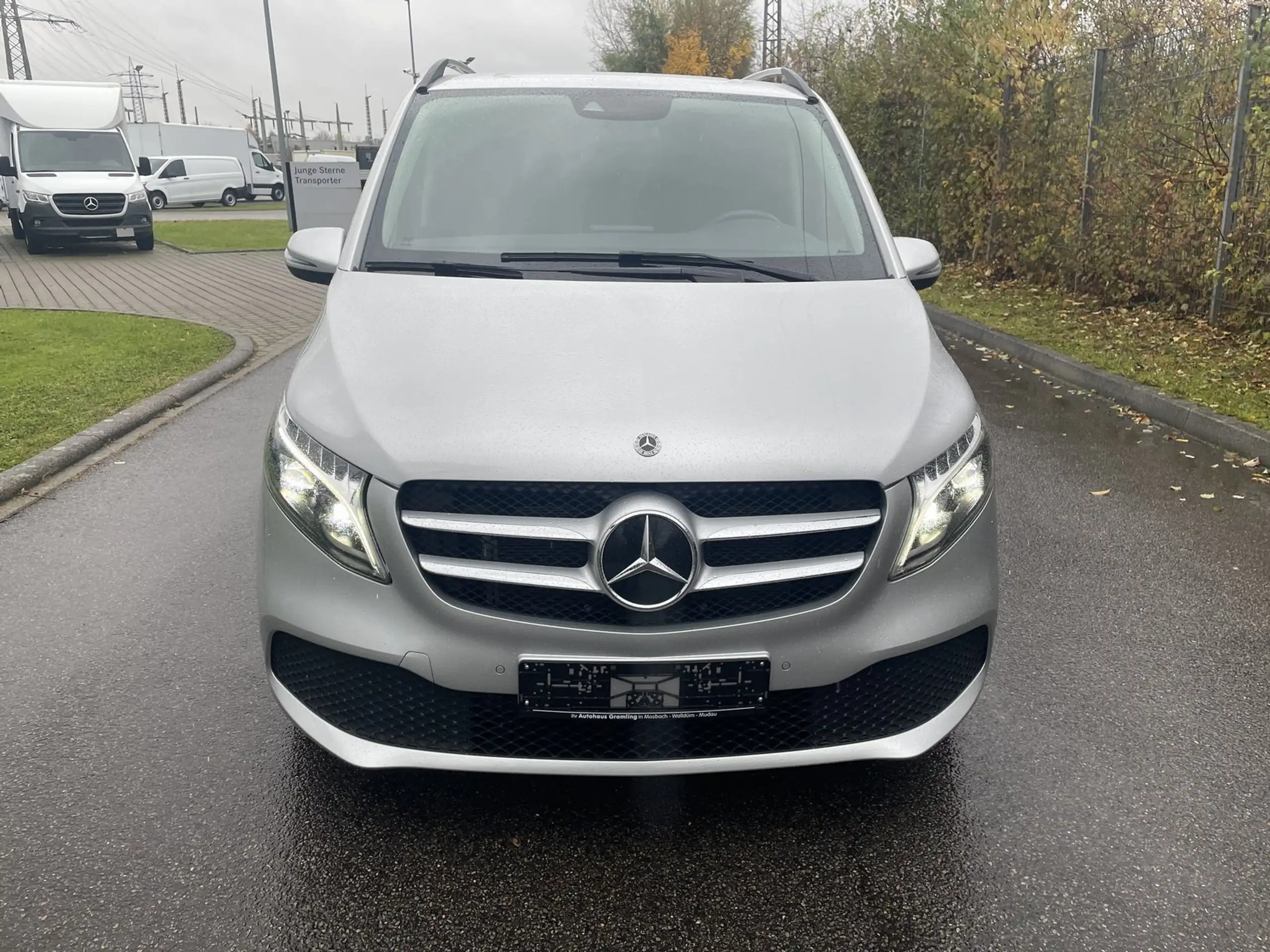 Mercedes-Benz - V 220