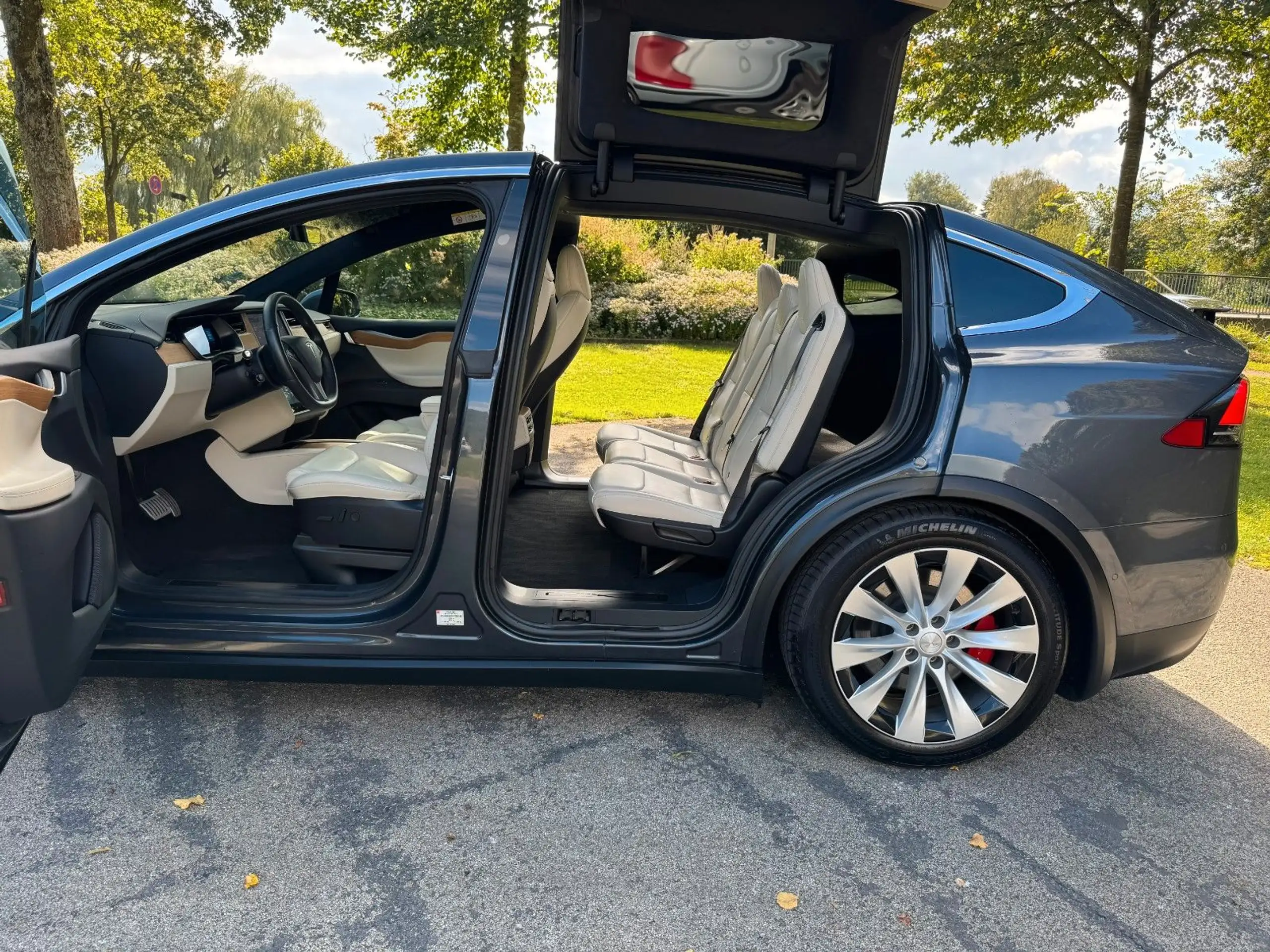 Tesla - Model X