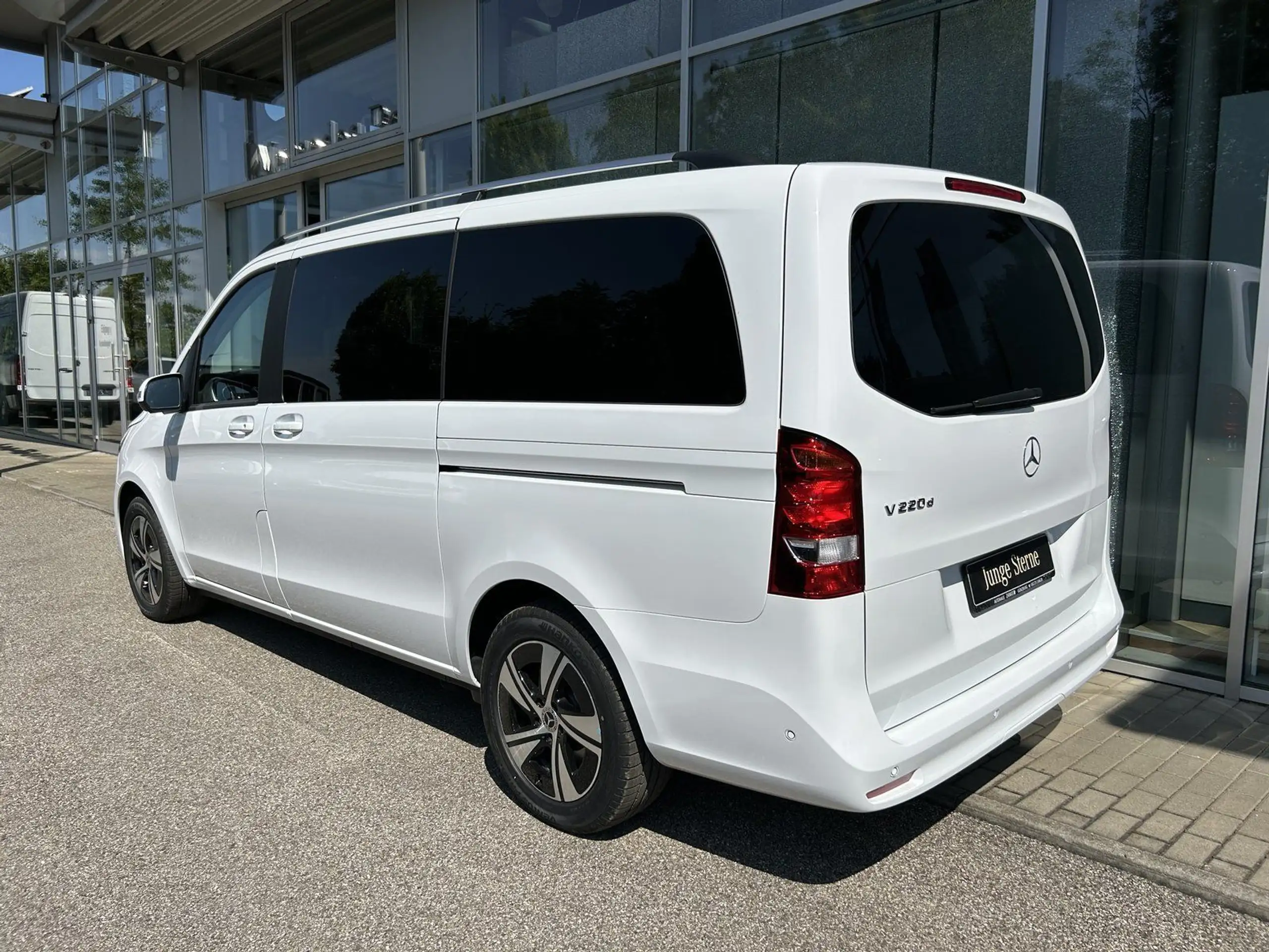 Mercedes-Benz - V 220