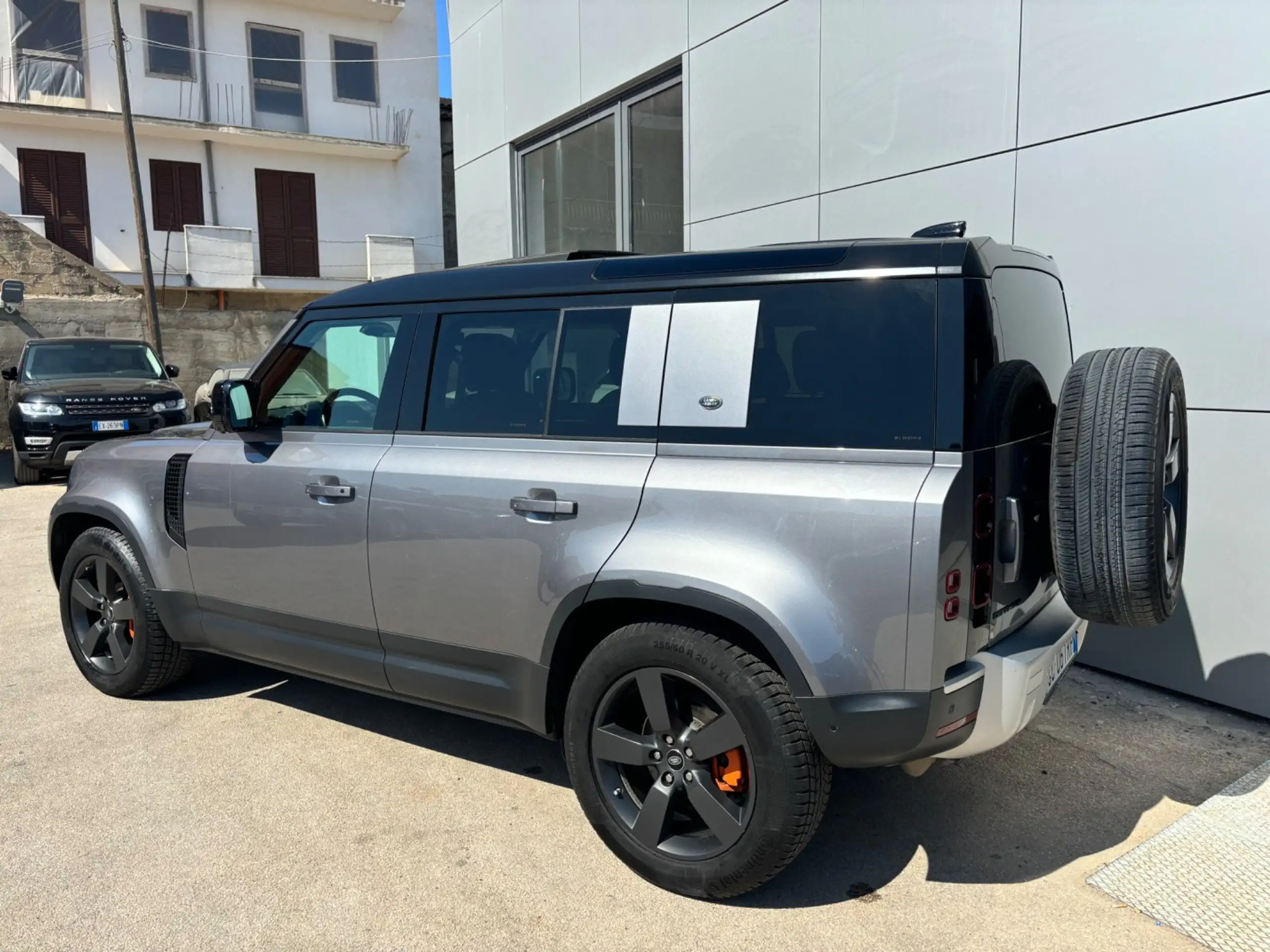 Land Rover - Defender