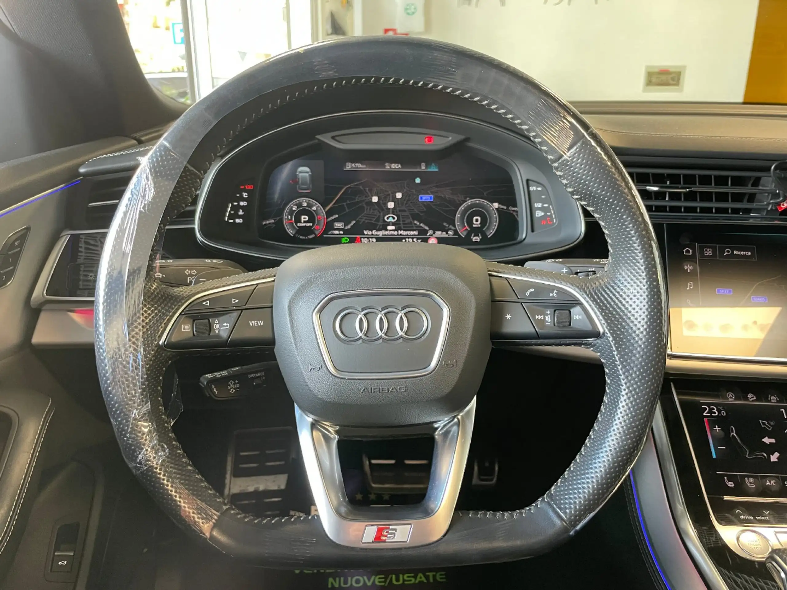 Audi - Q8