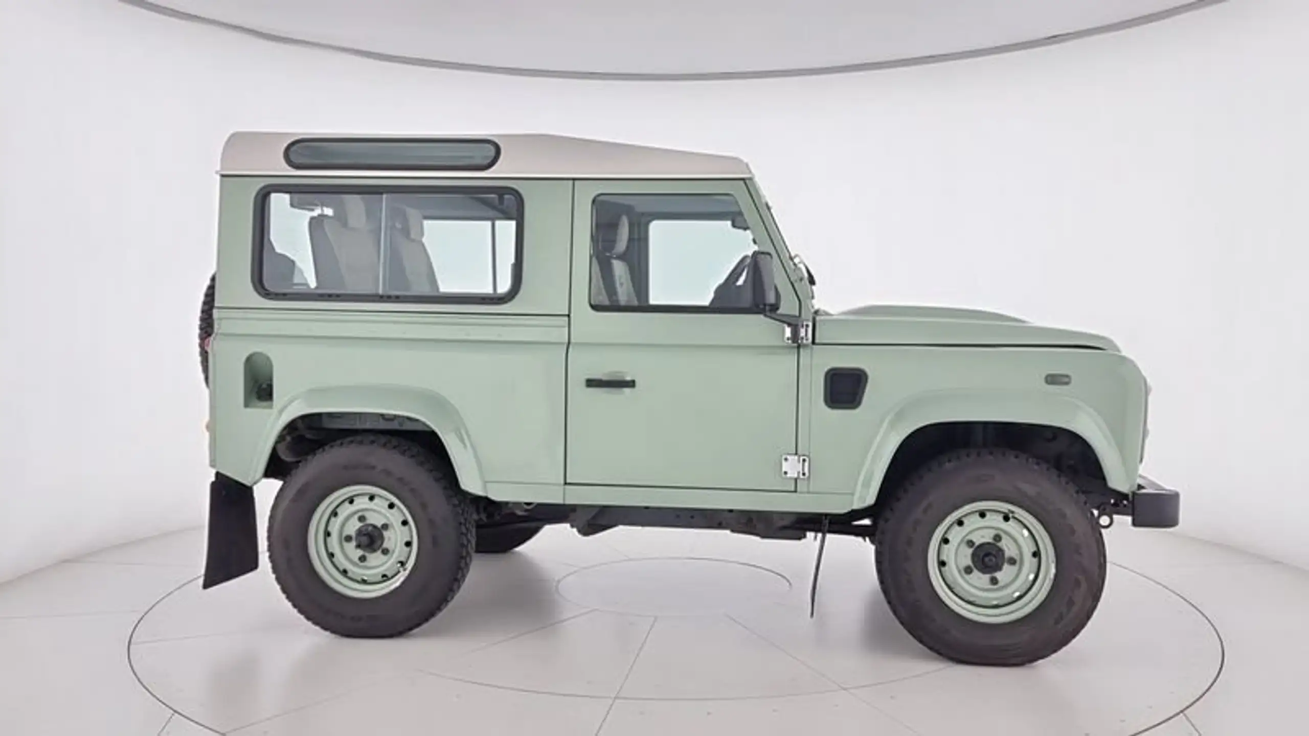 Land Rover - Defender