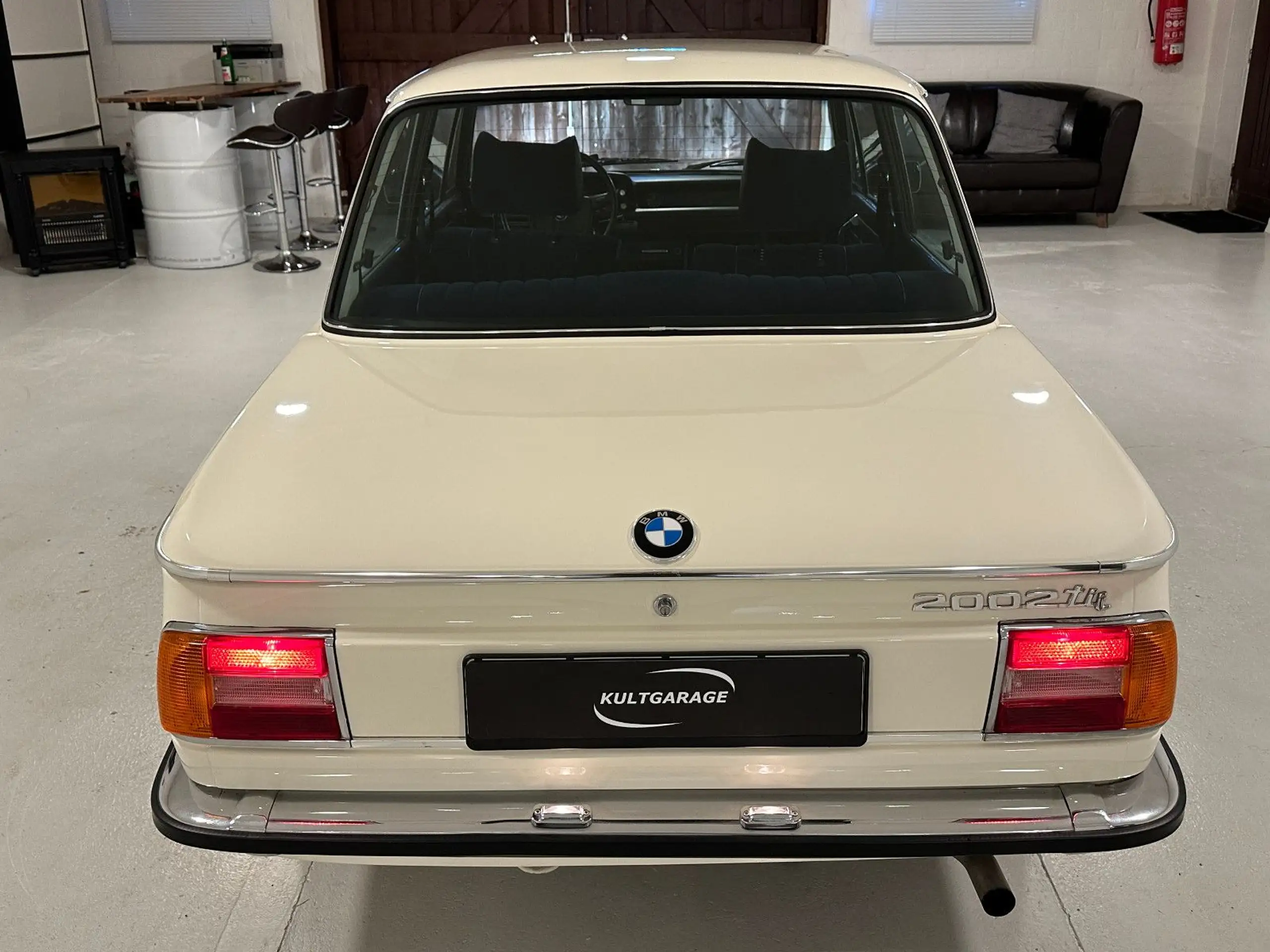 BMW - 2002