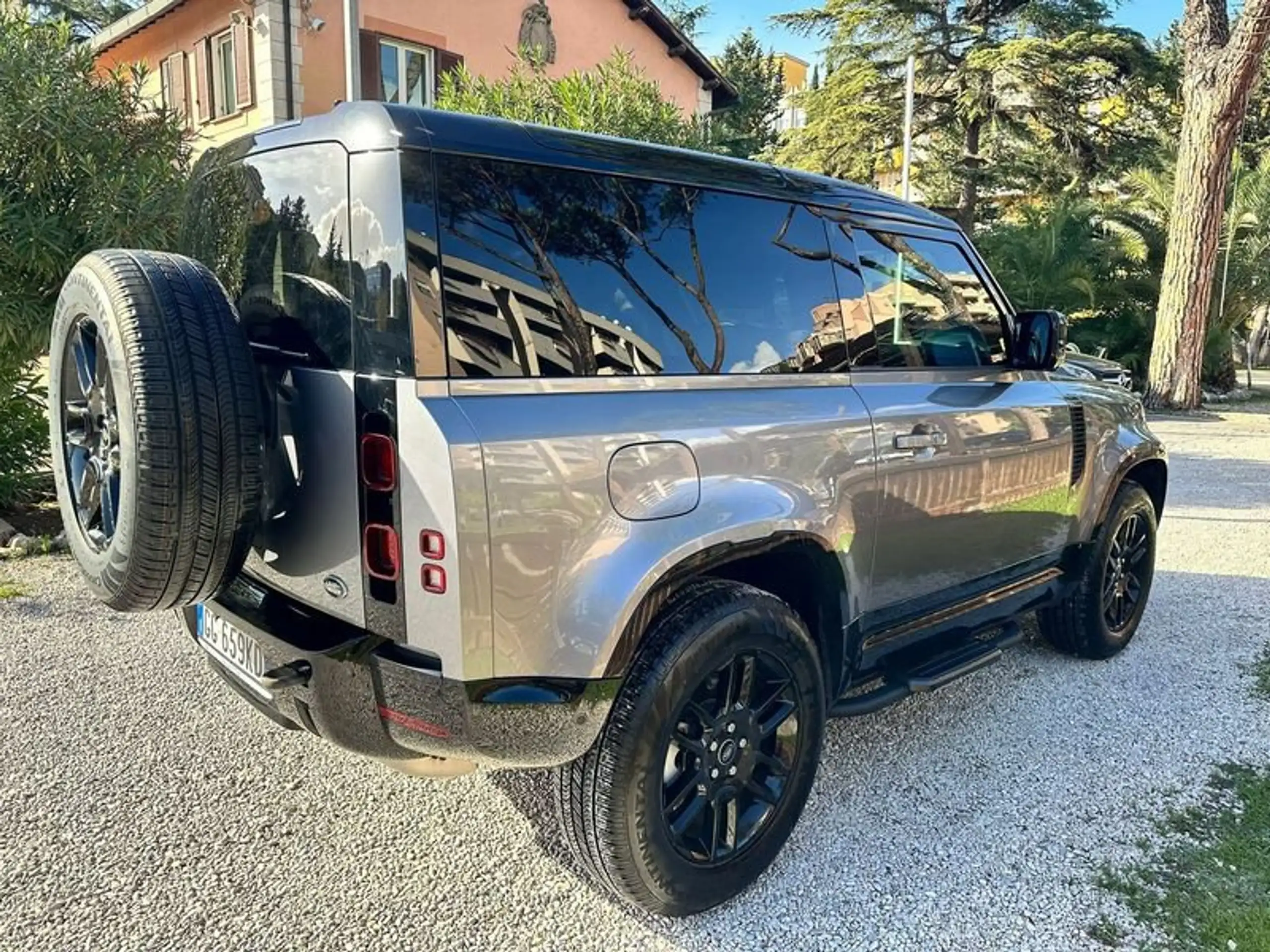 Land Rover - Defender