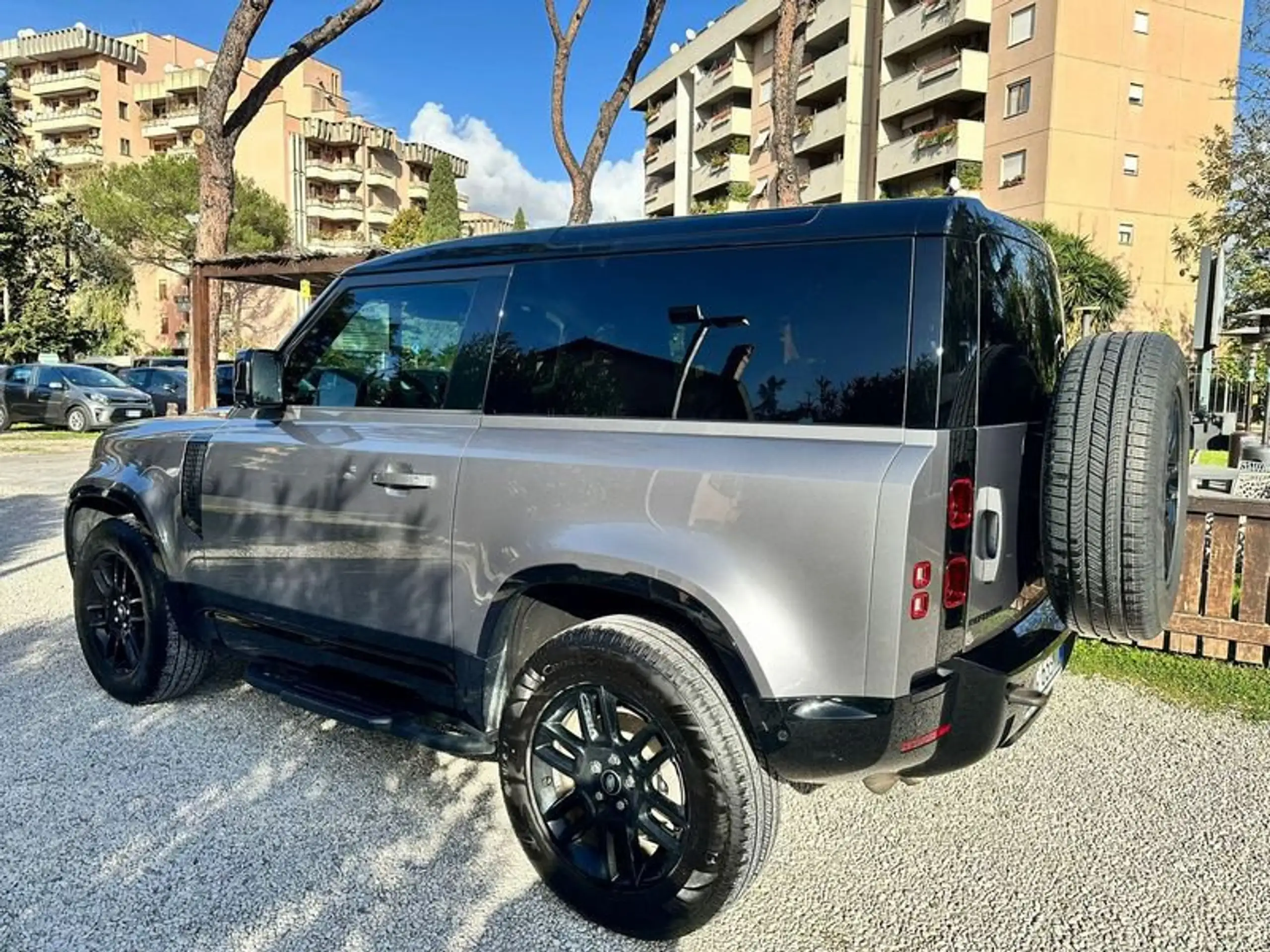 Land Rover - Defender