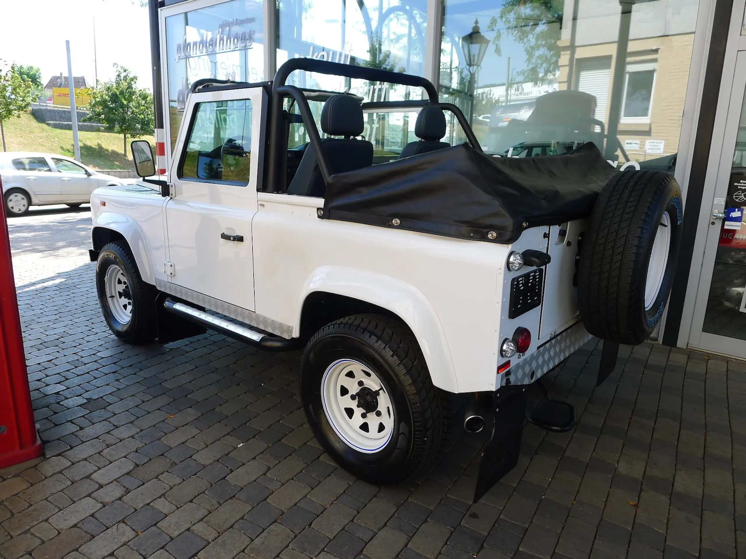 Land Rover - Defender