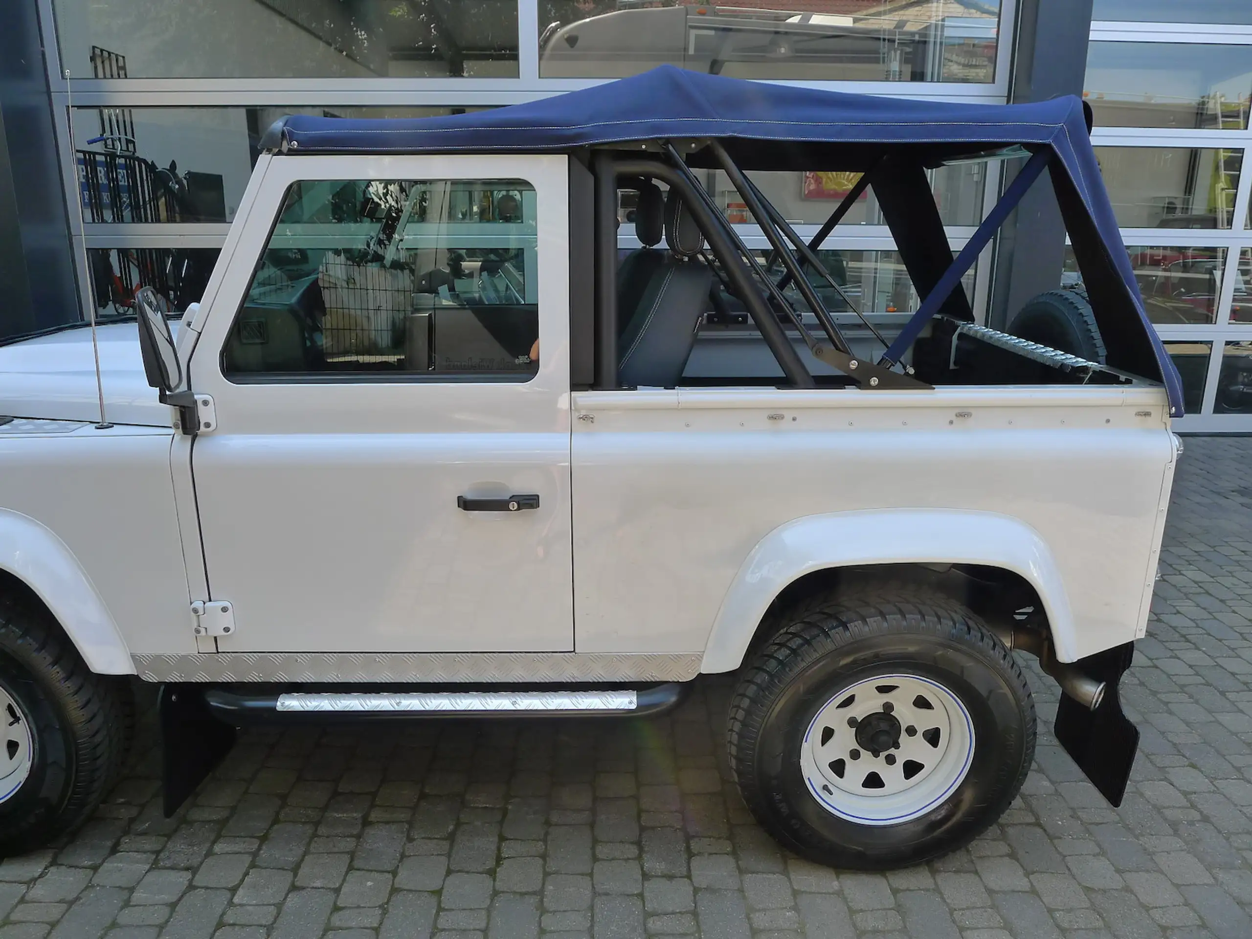 Land Rover - Defender