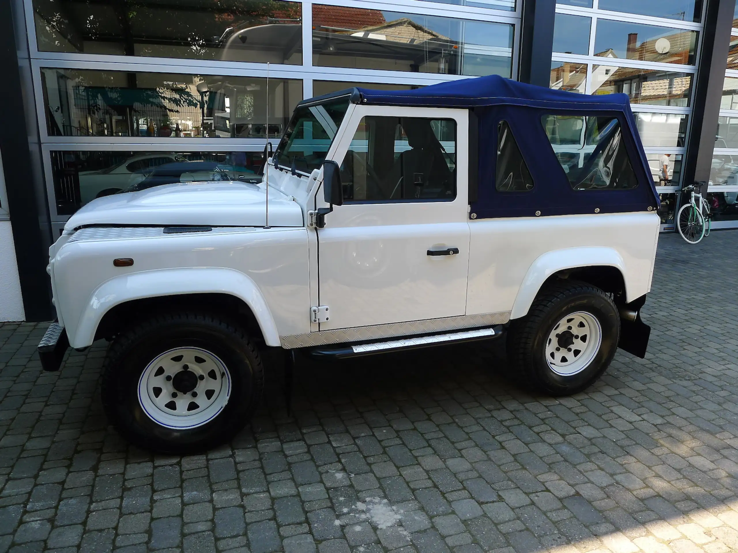 Land Rover - Defender