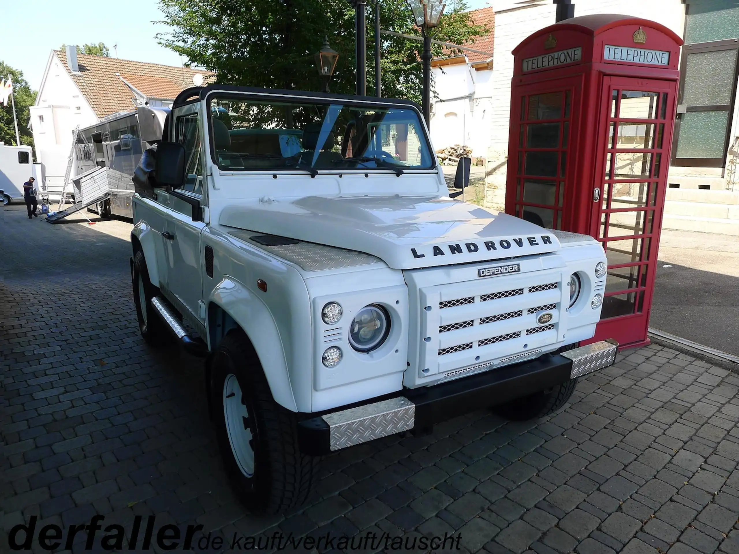 Land Rover - Defender