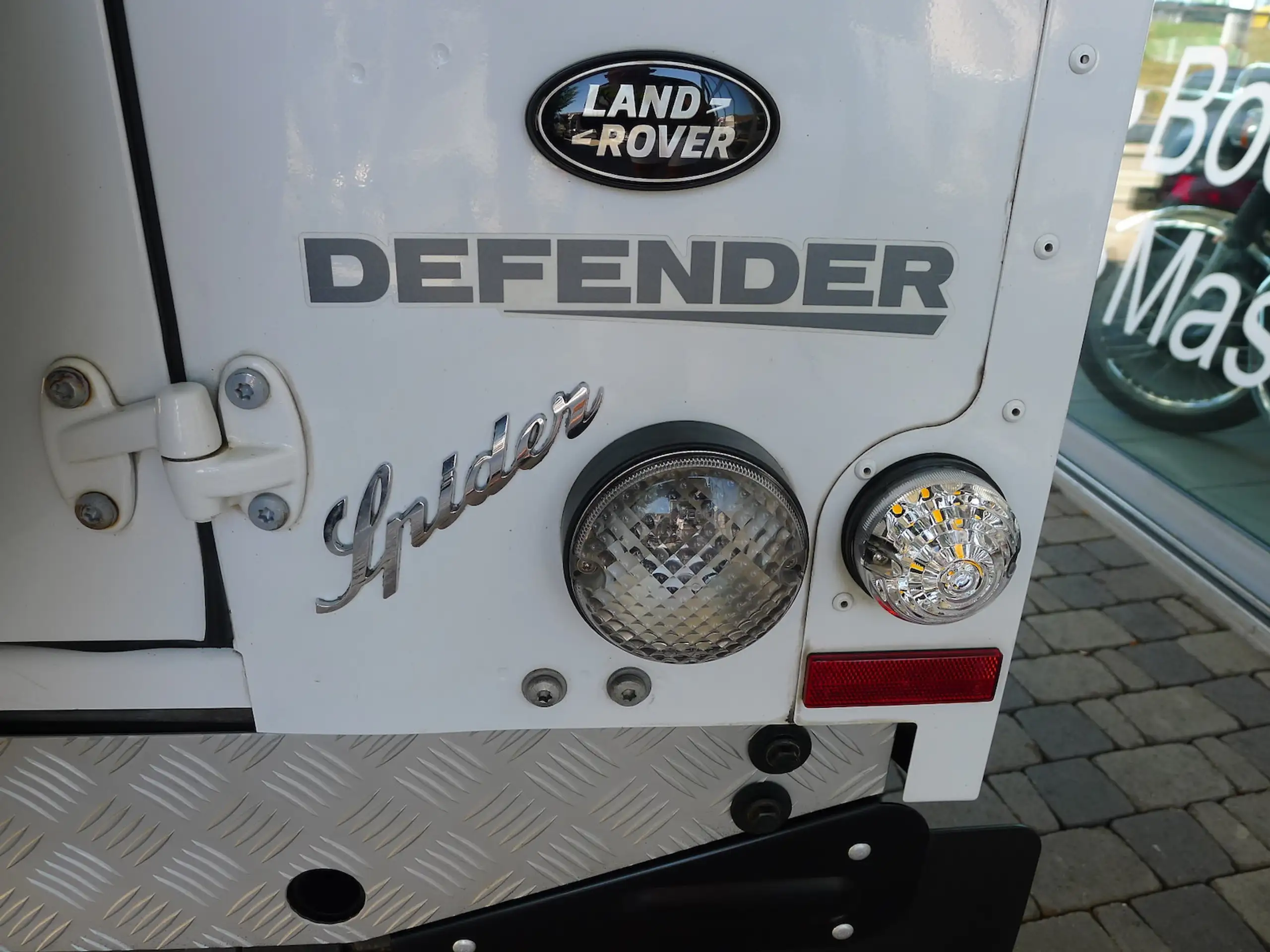 Land Rover - Defender