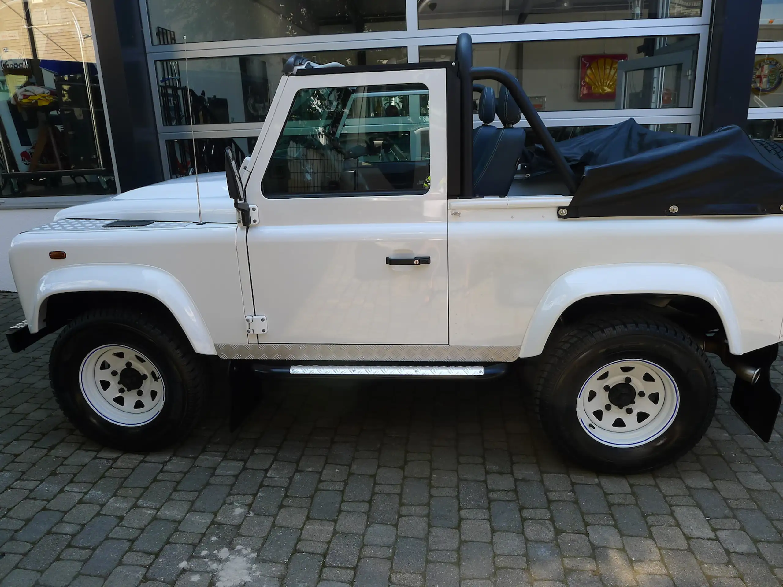 Land Rover - Defender