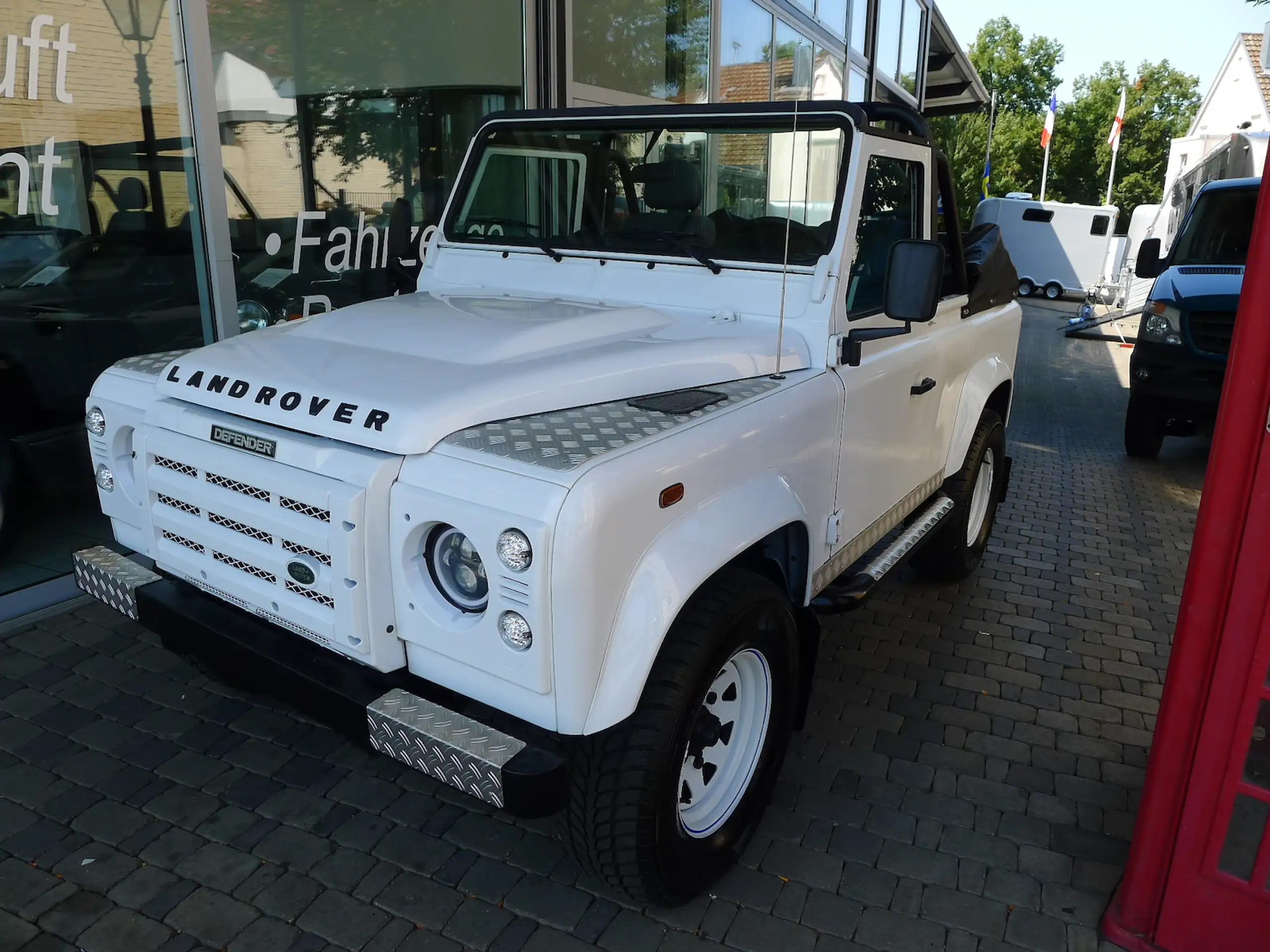 Land Rover - Defender