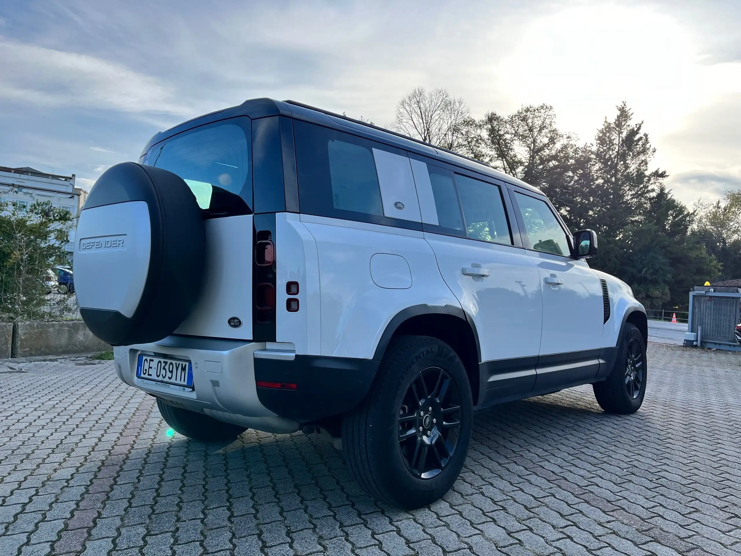 Land Rover - Defender