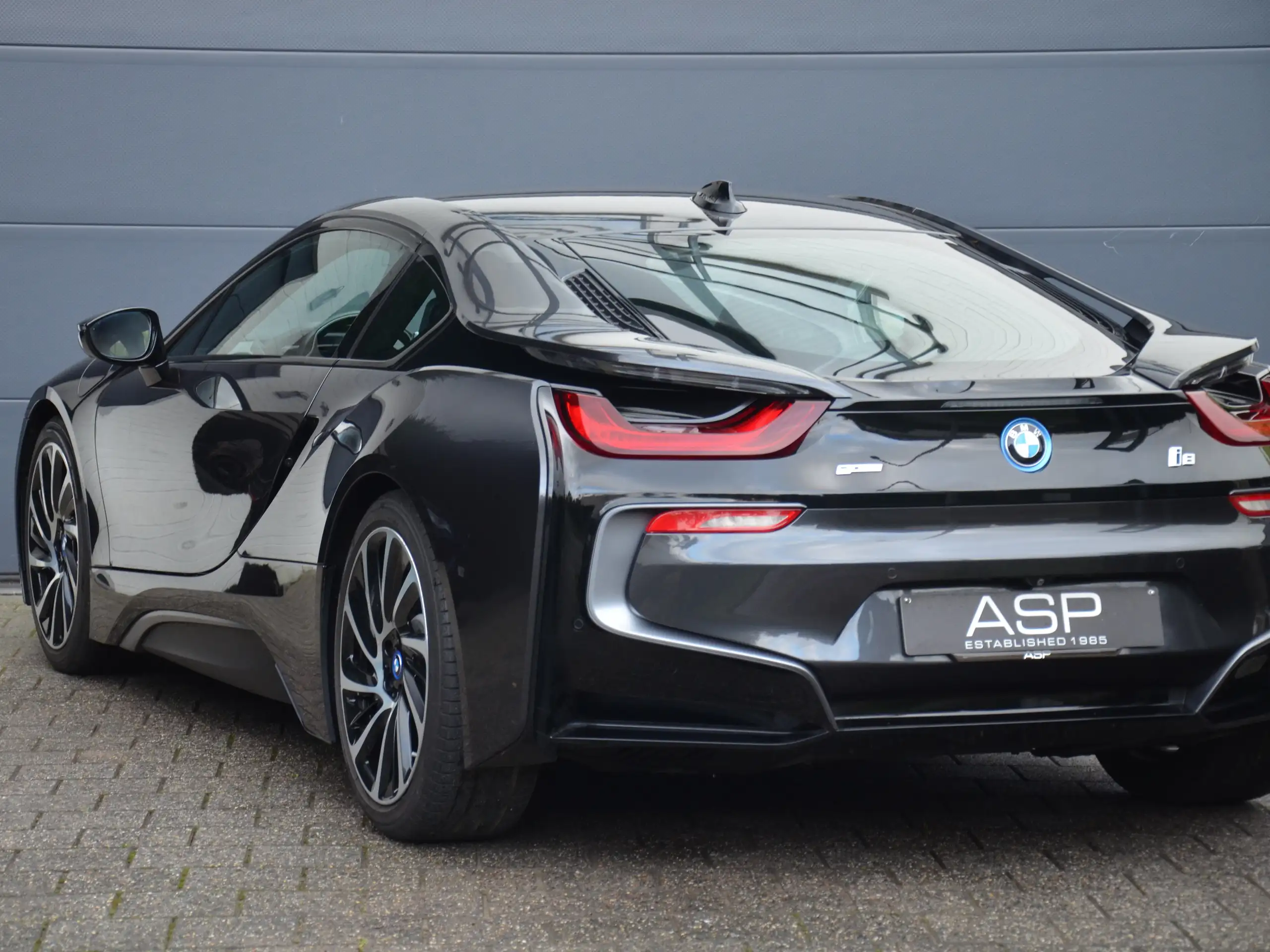 BMW - i8