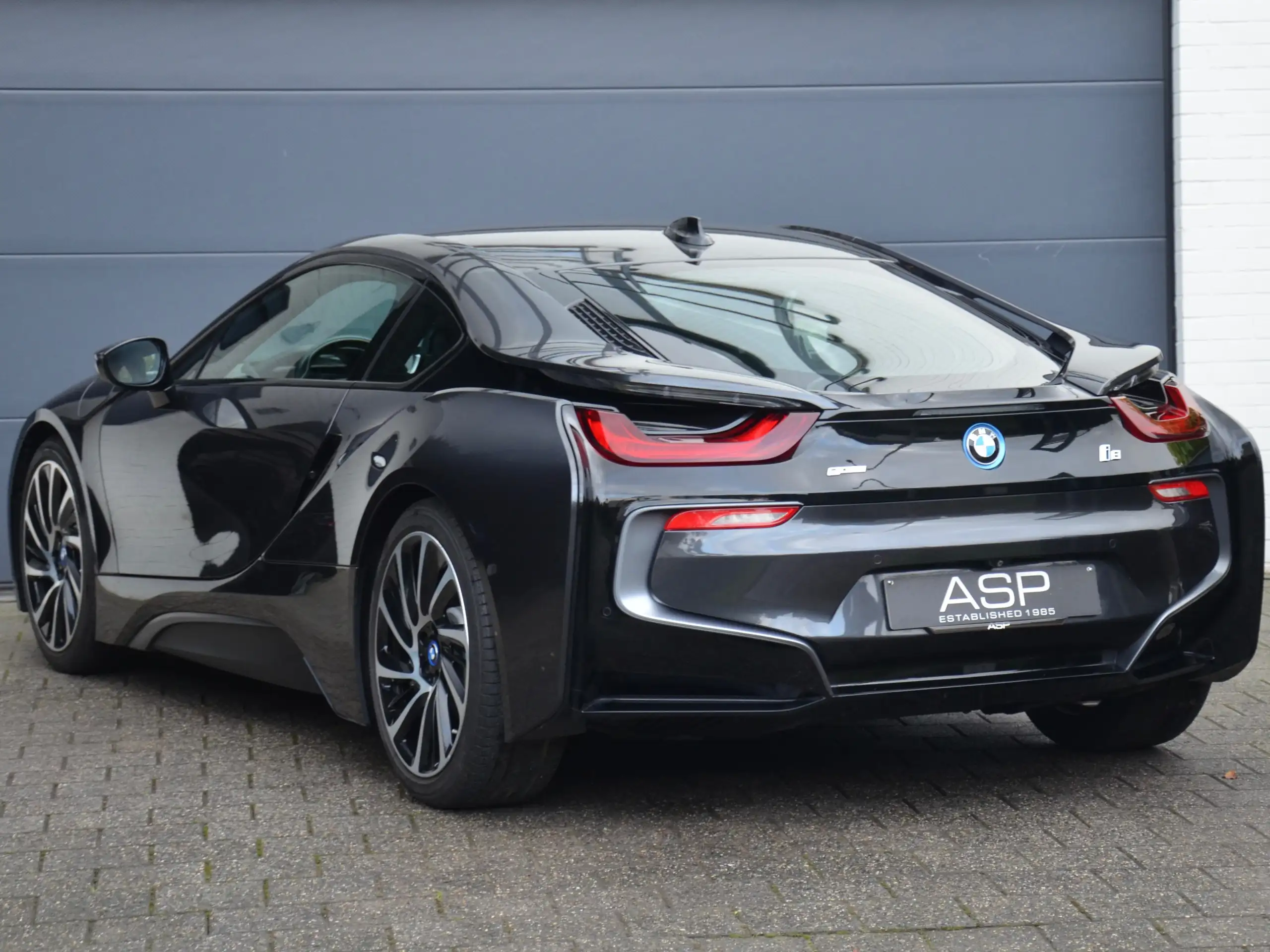 BMW - i8