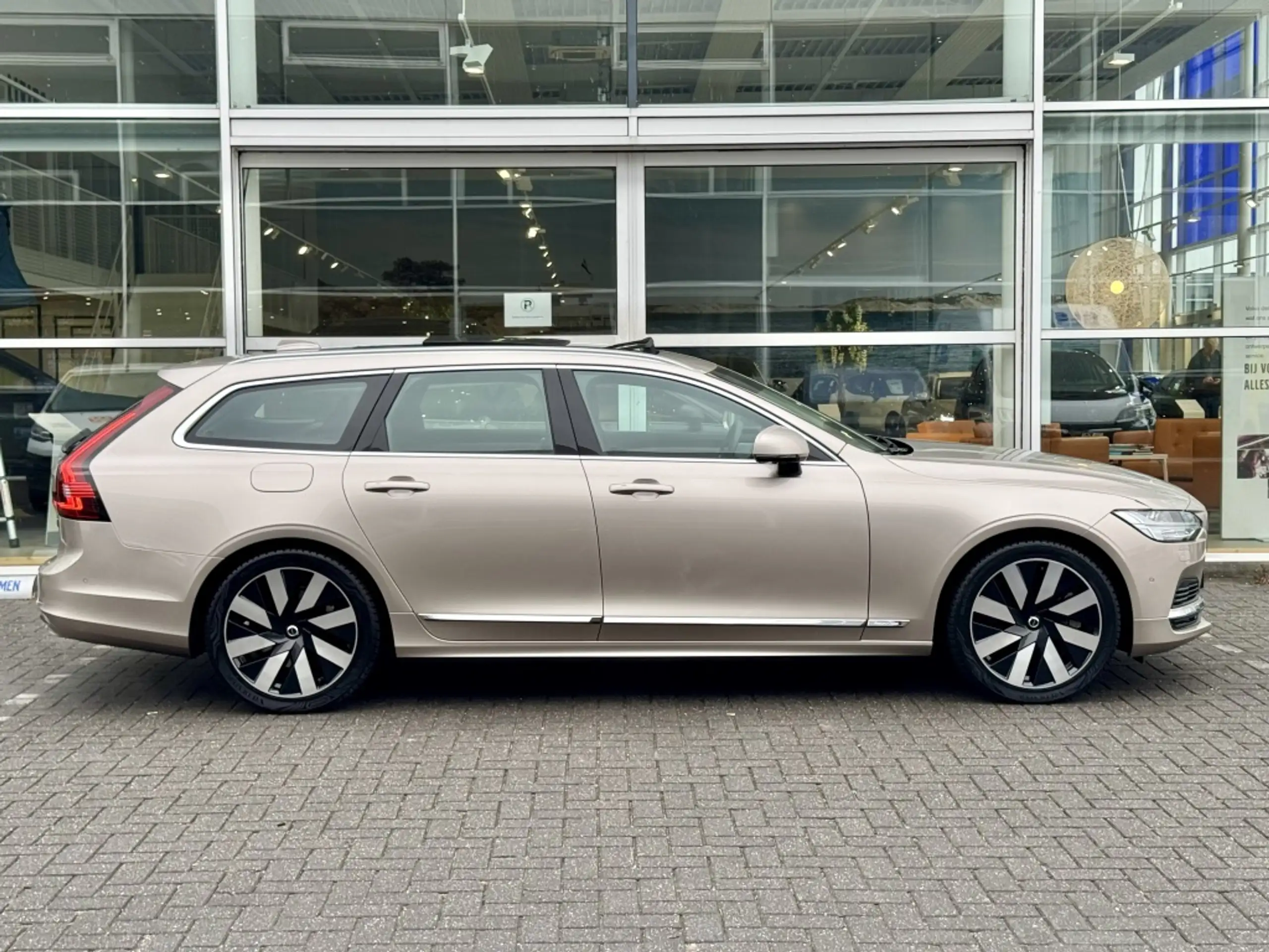 Volvo - V90