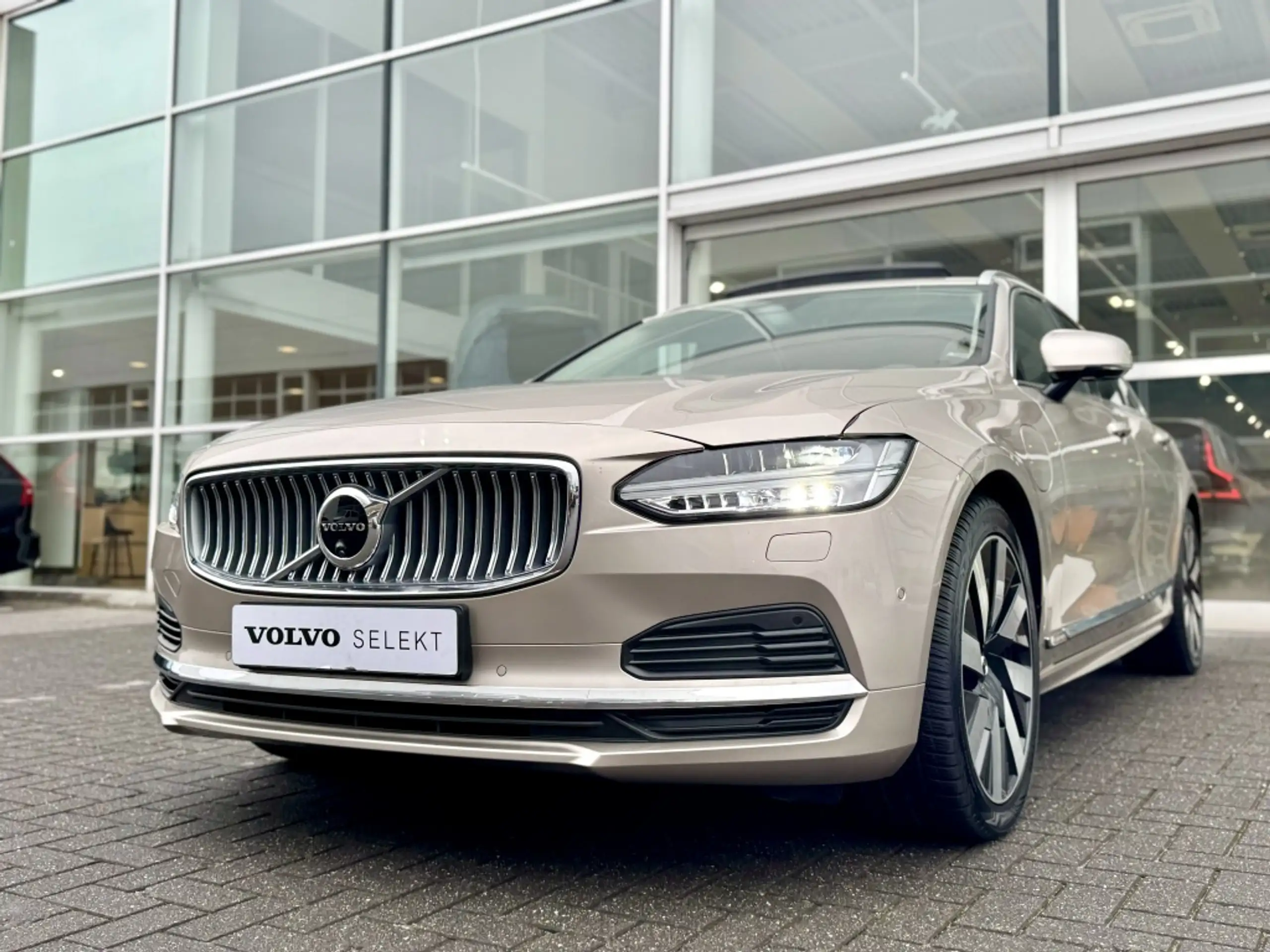 Volvo - V90