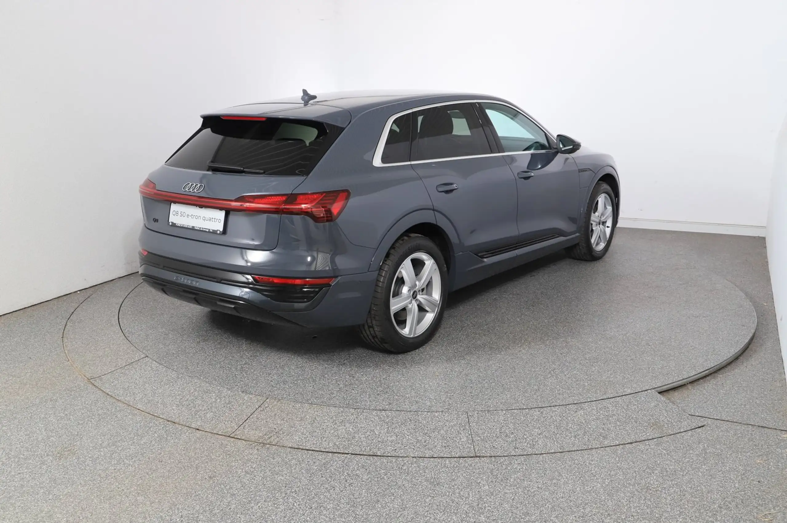 Audi - Q8