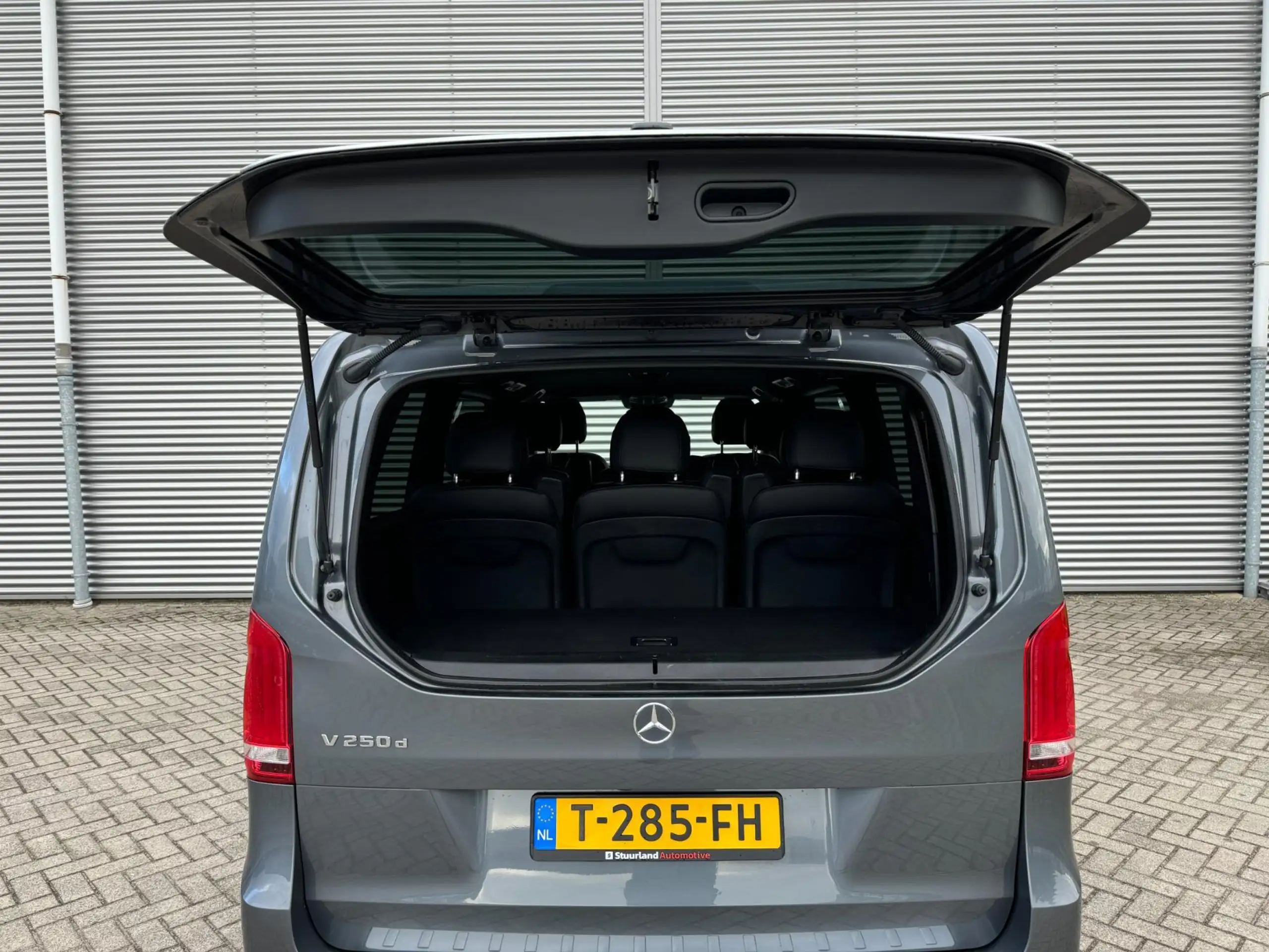 Mercedes-Benz - V 250