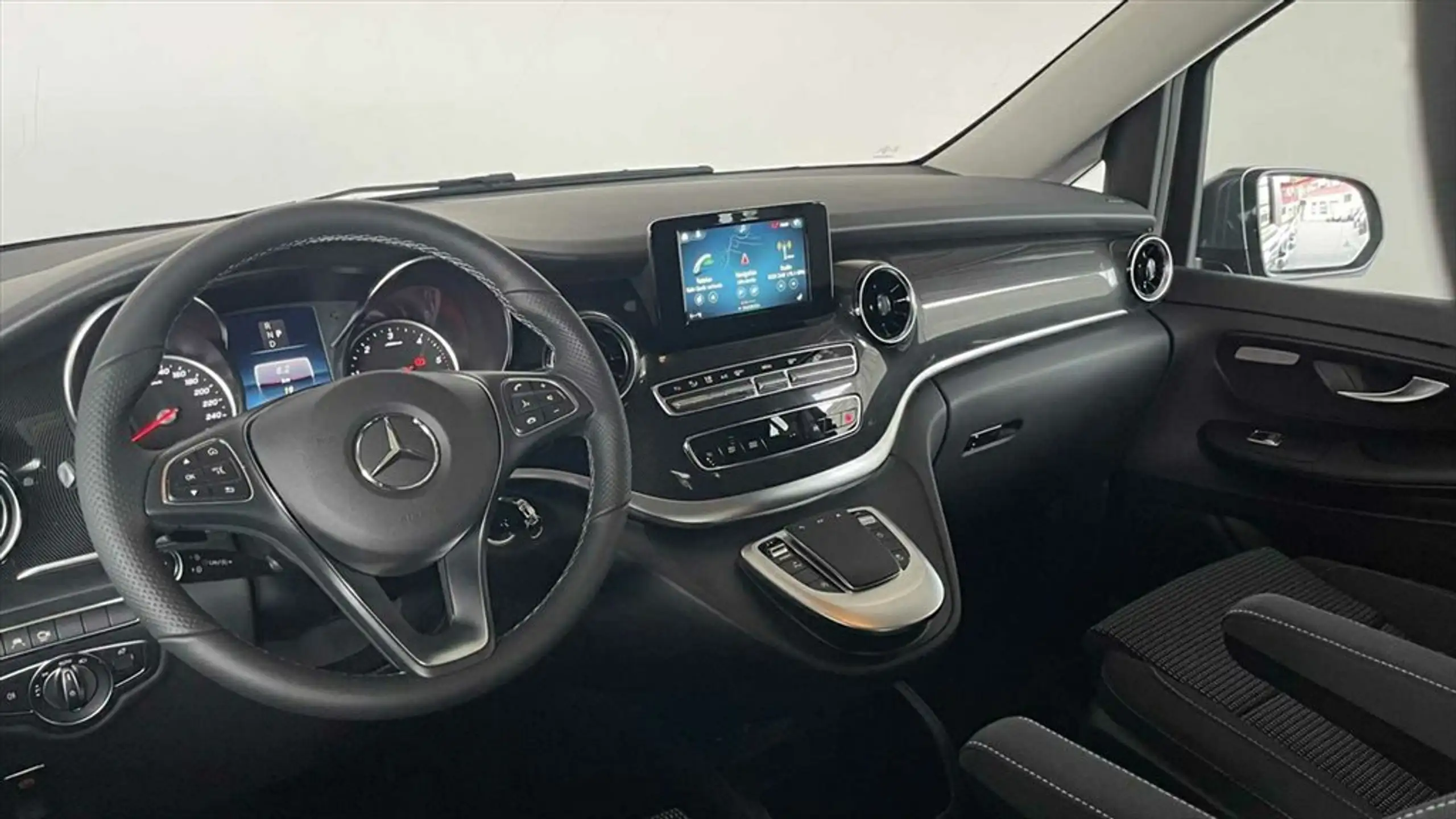 Mercedes-Benz - V 250