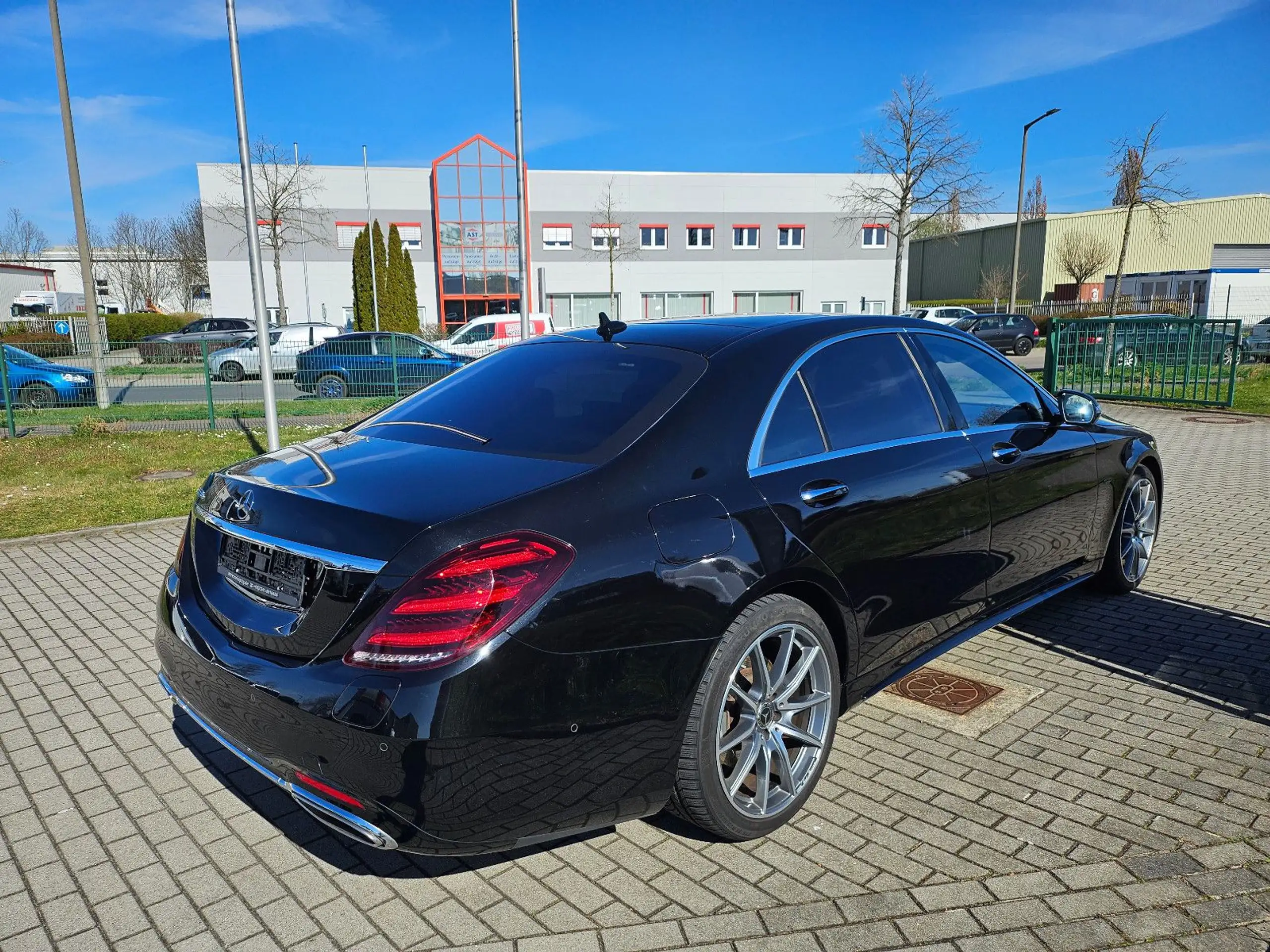 Mercedes-Benz - S 560