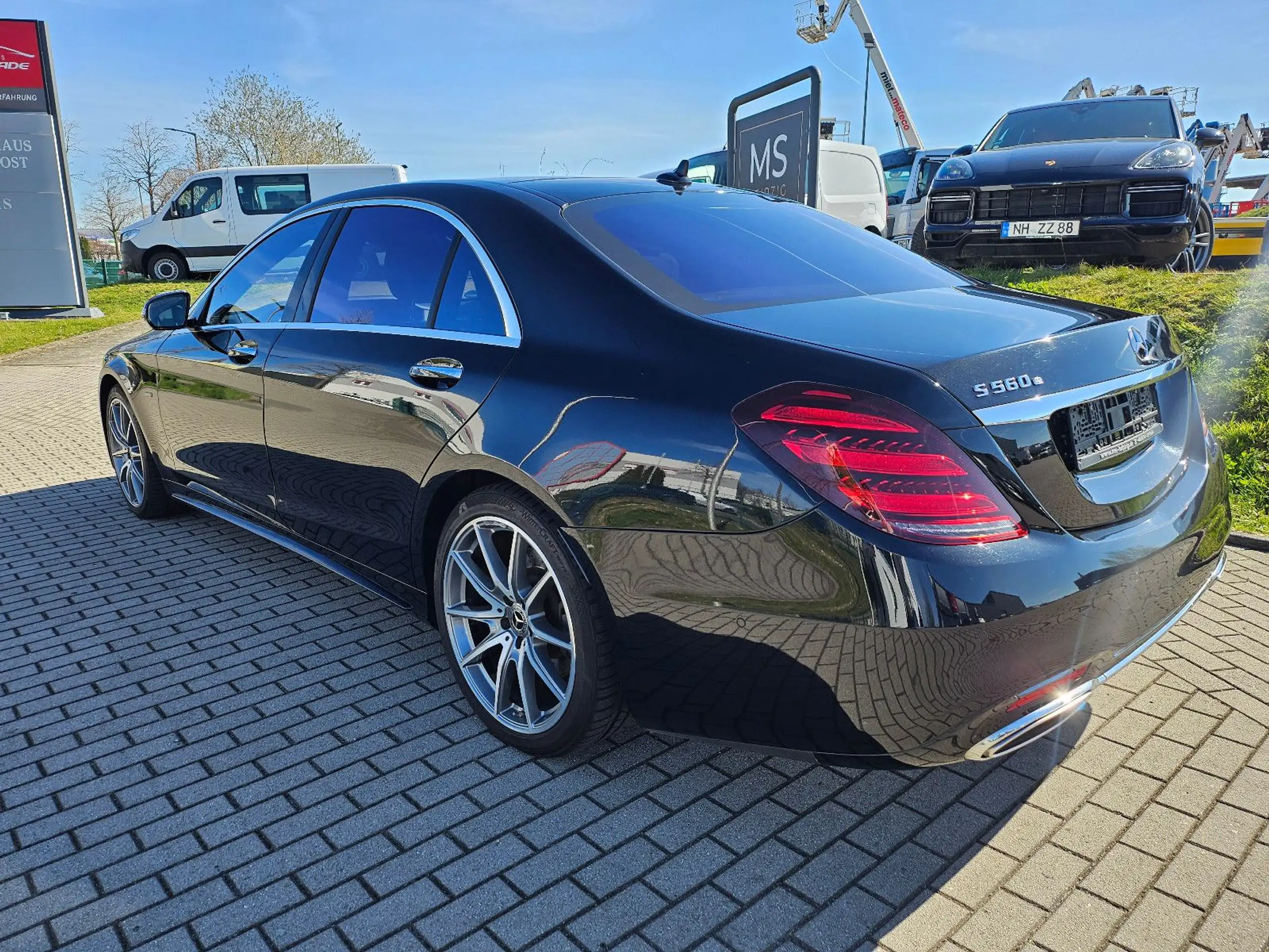 Mercedes-Benz - S 560