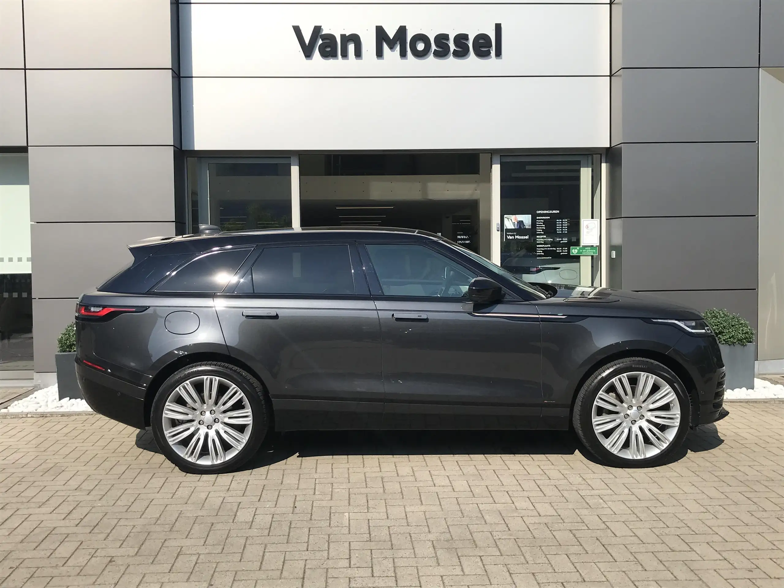 Land Rover - Range Rover Velar