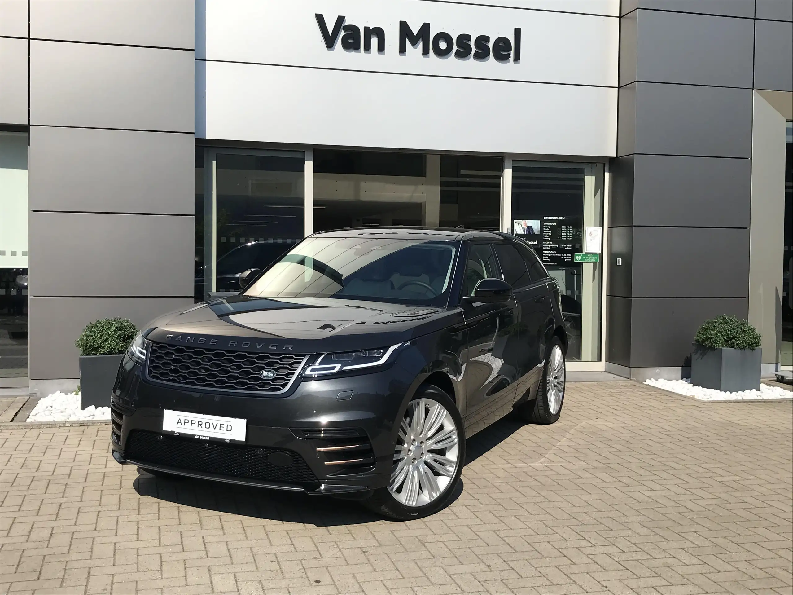 Land Rover - Range Rover Velar