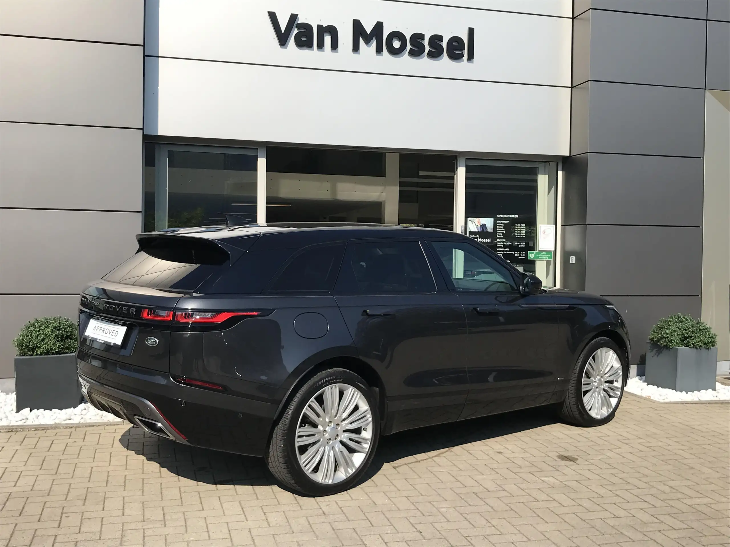 Land Rover - Range Rover Velar